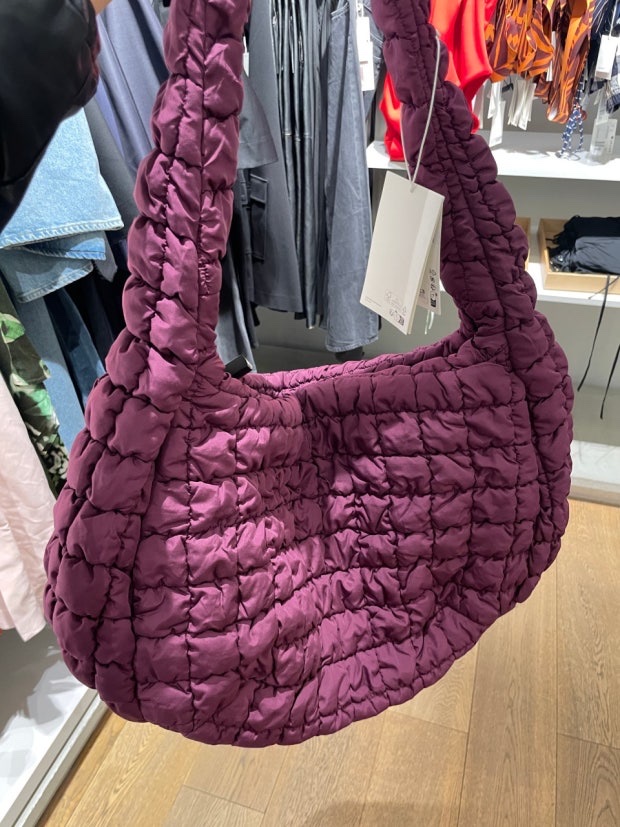 COS Quilted Oversized Shoulder Bag Burgundy 착용 스타일 - 1