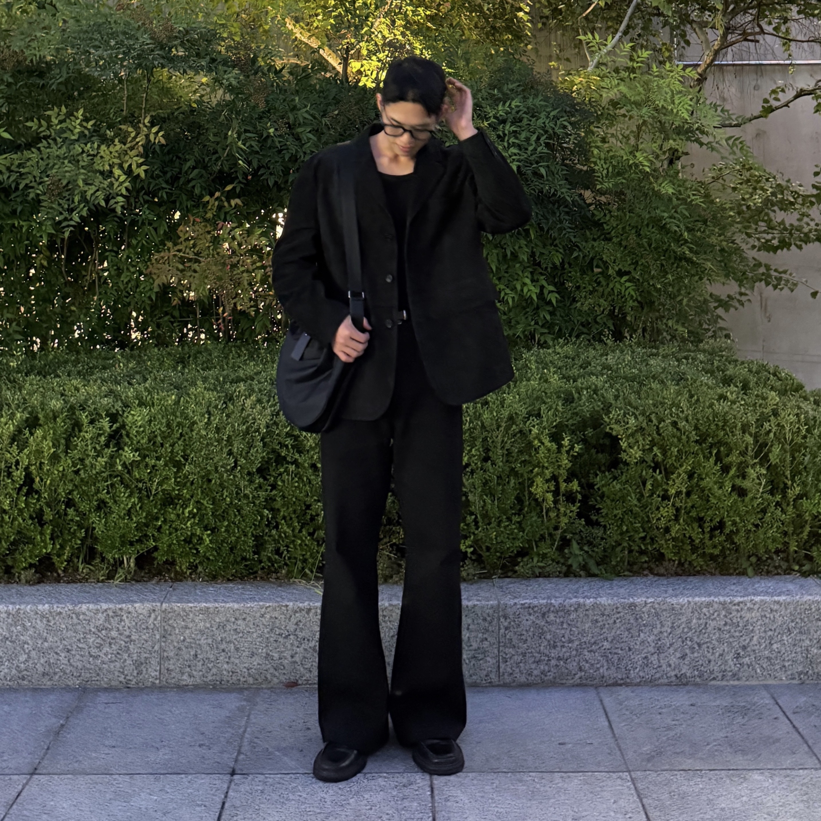 Tonywack Suede Tailored Jacket Black, [KREAM 단독] STU Flared Denim Pants Black 착용 스타일 - 1
