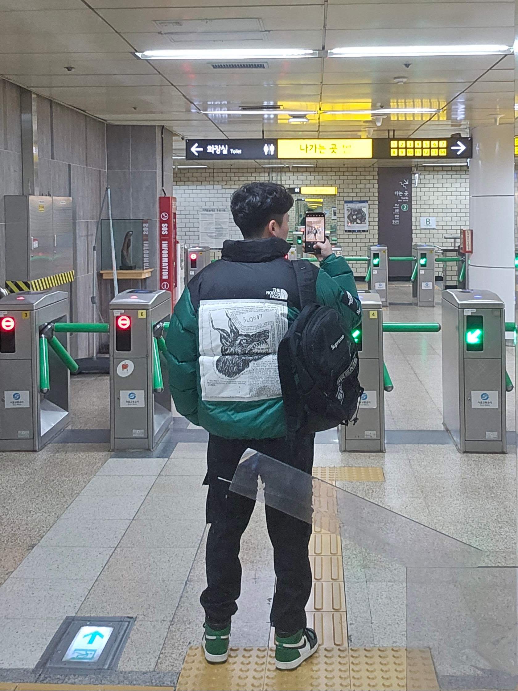 Supreme x The North Face Nuptse Jacket Green - 24FW, Supreme Backpack Black - 23FW 착용 스타일