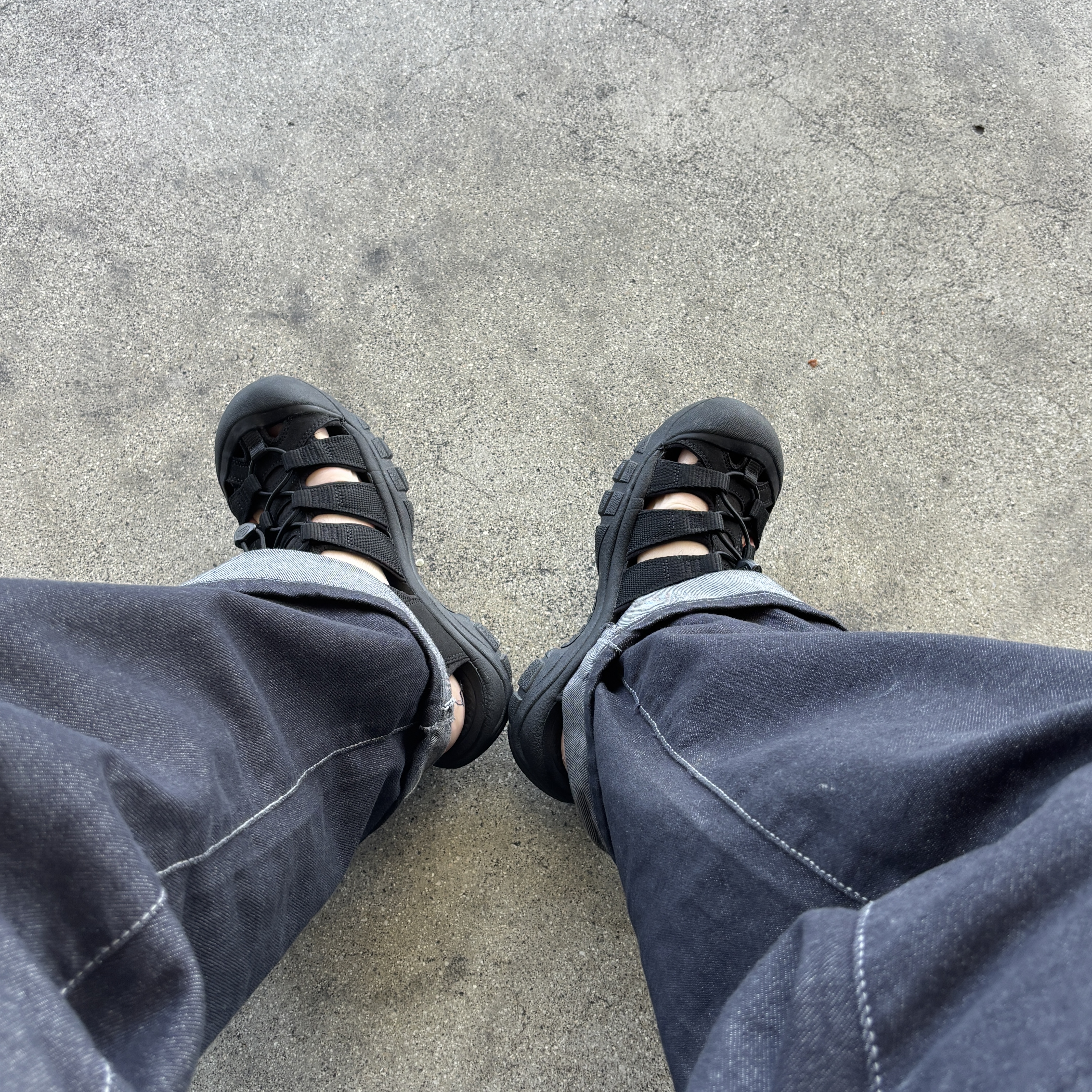 Keen Newport H2 Triple Black 착용 스타일