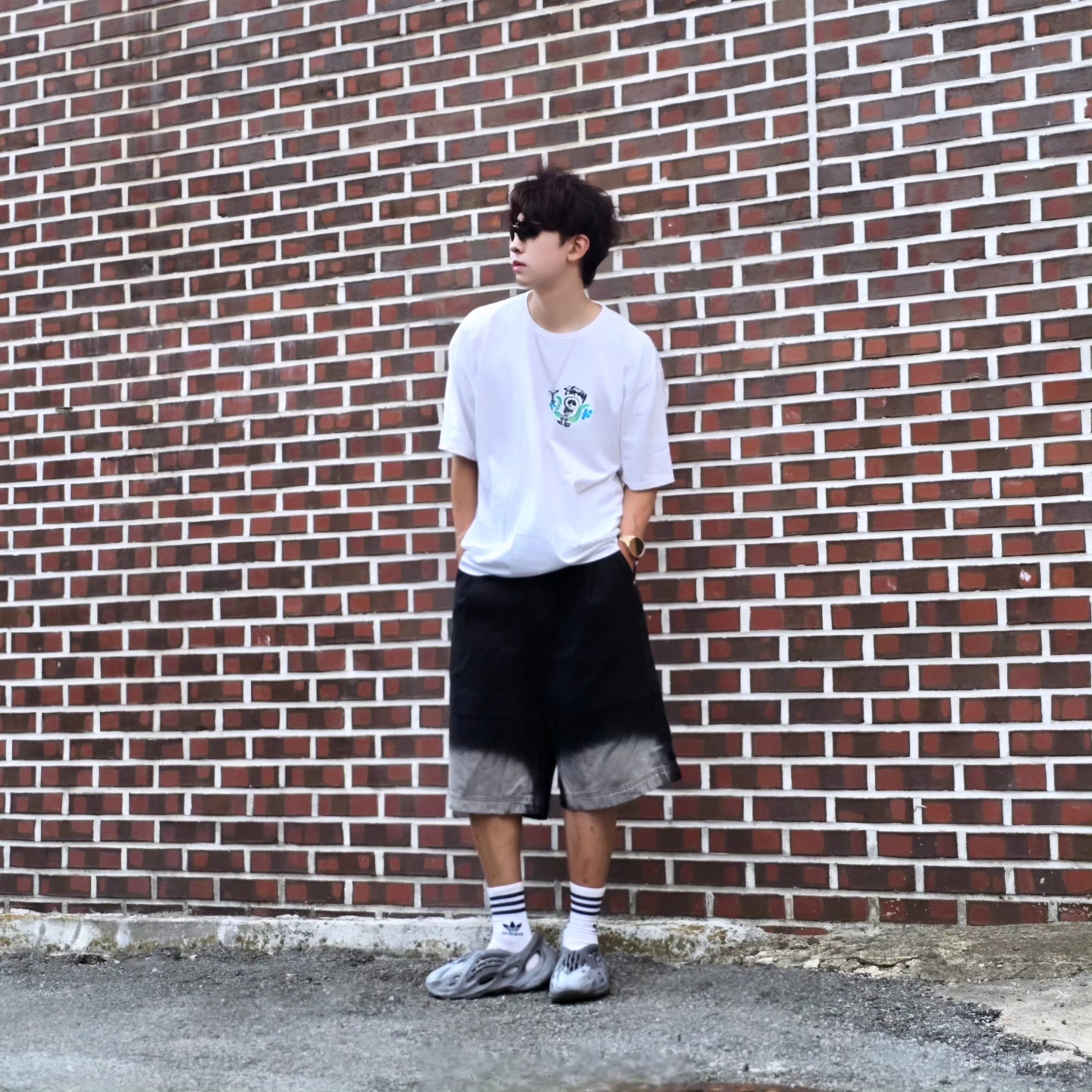 Stussy Skull Crest T-Shirt White, Adidas Yeezy Foam RNNR MX Granite 착용 스타일 - 3