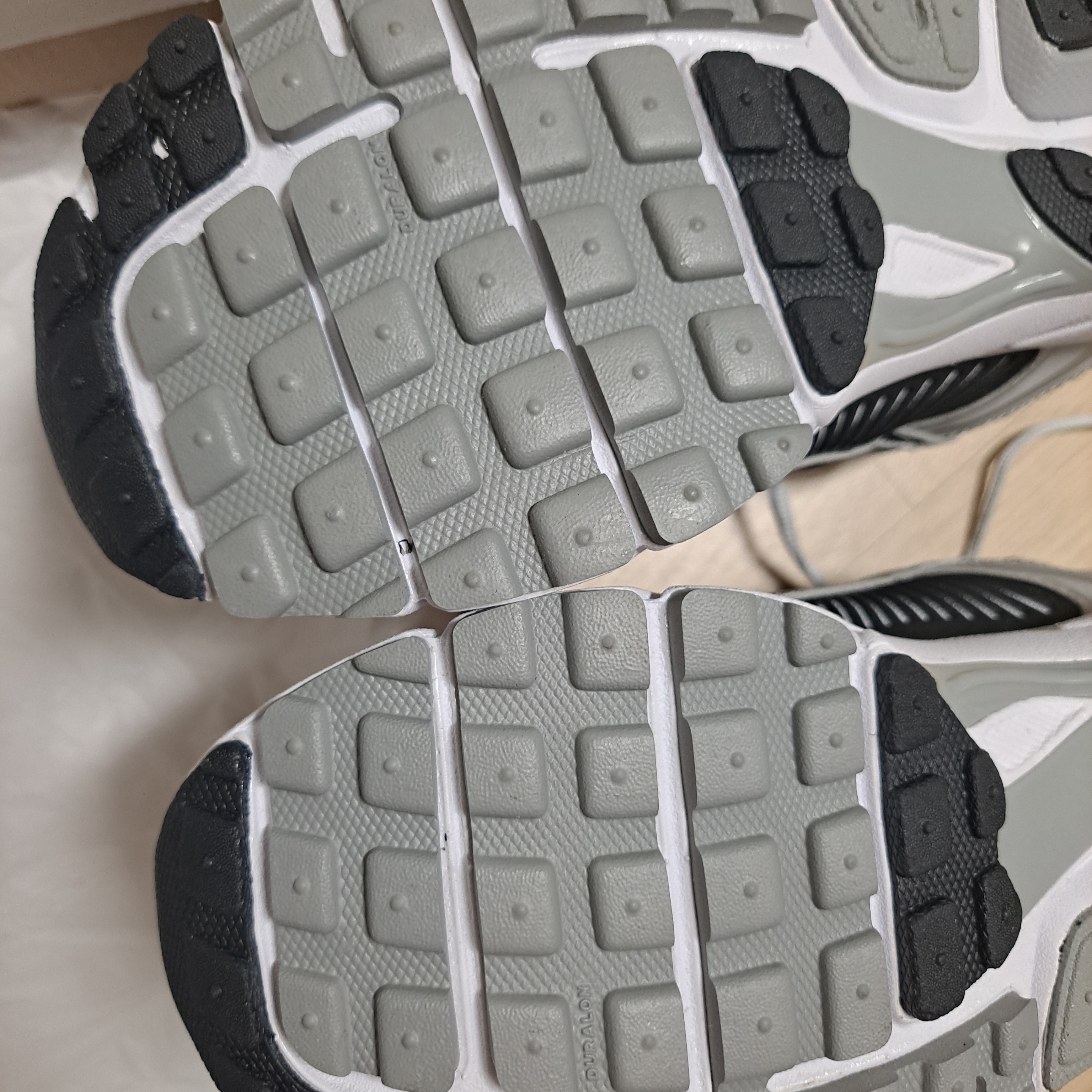 Nike Zoom Vomero 5 Metallic Silver Black 착용 스타일 - 4