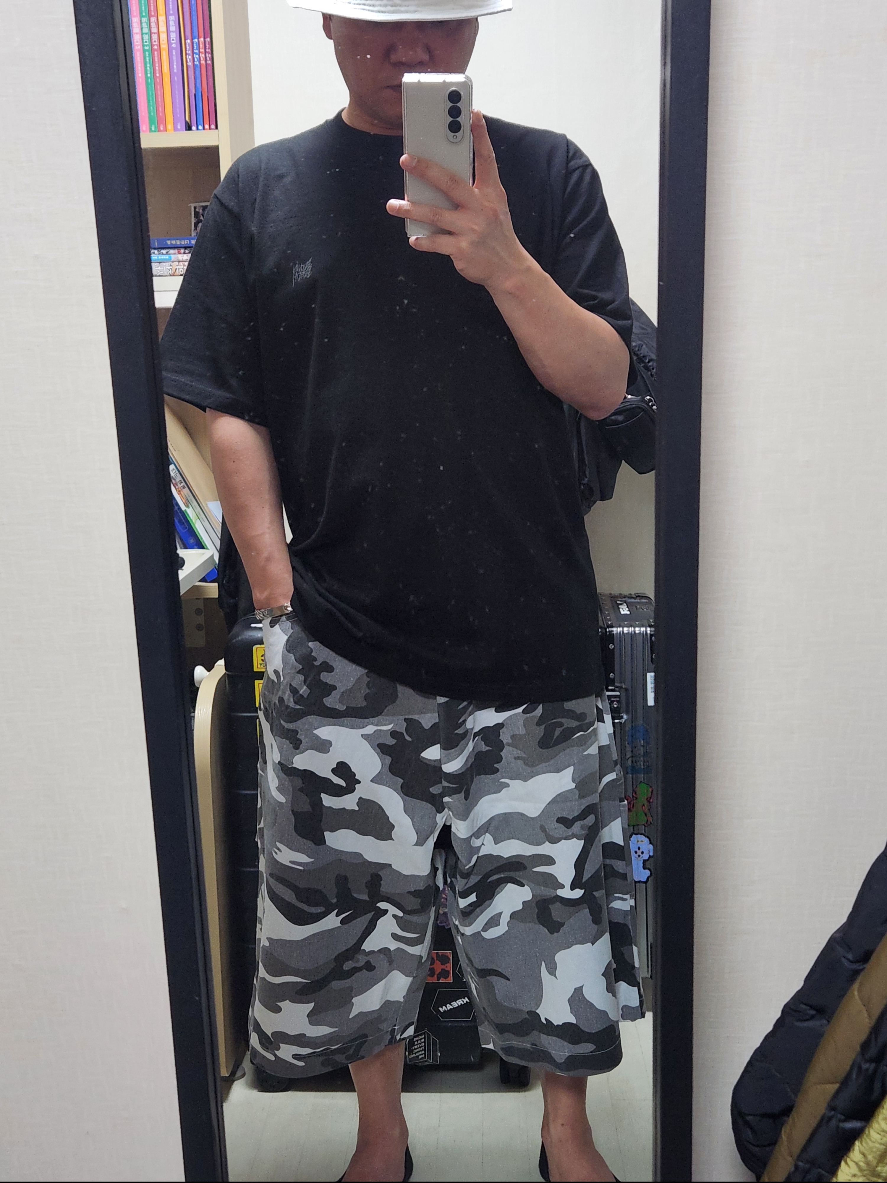 SLOW RECORD HOUSE Carpenter Bermuda Wide Camo Pants White 착용 스타일 - 4
