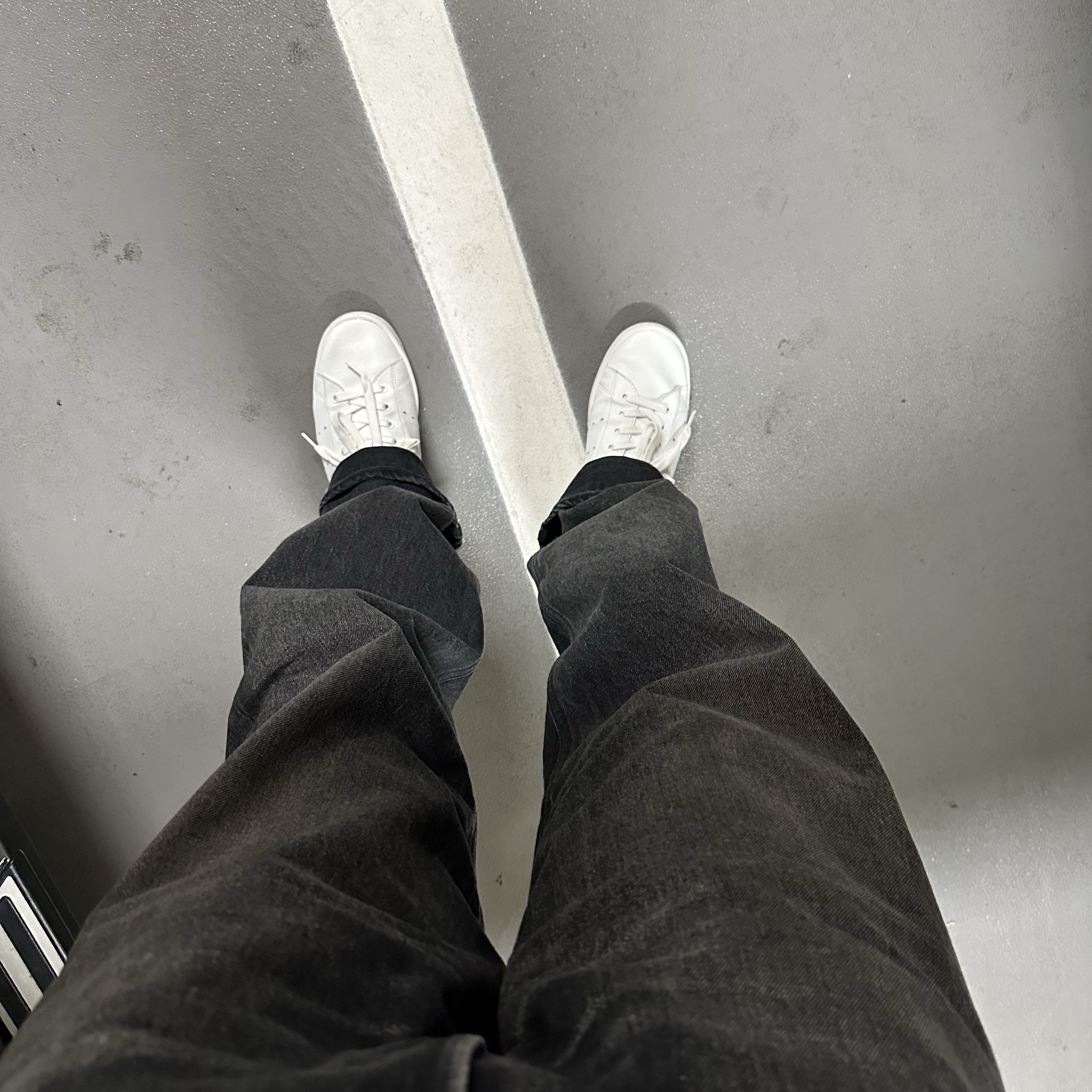 Balenciaga x Adidas Stan Smith Core White Green, Auralee Selvedge Faded Heavy Denim Wide Pants Faded Black 착용 스타일