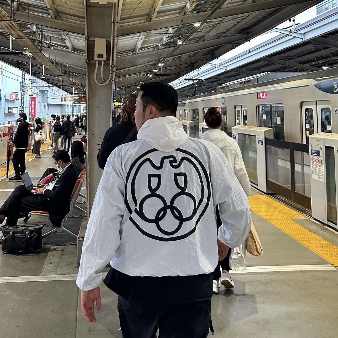 Yeezy x Gosha Rubchinskiy Vulture WB-01 Jacket White 착용 스타일 - 2
