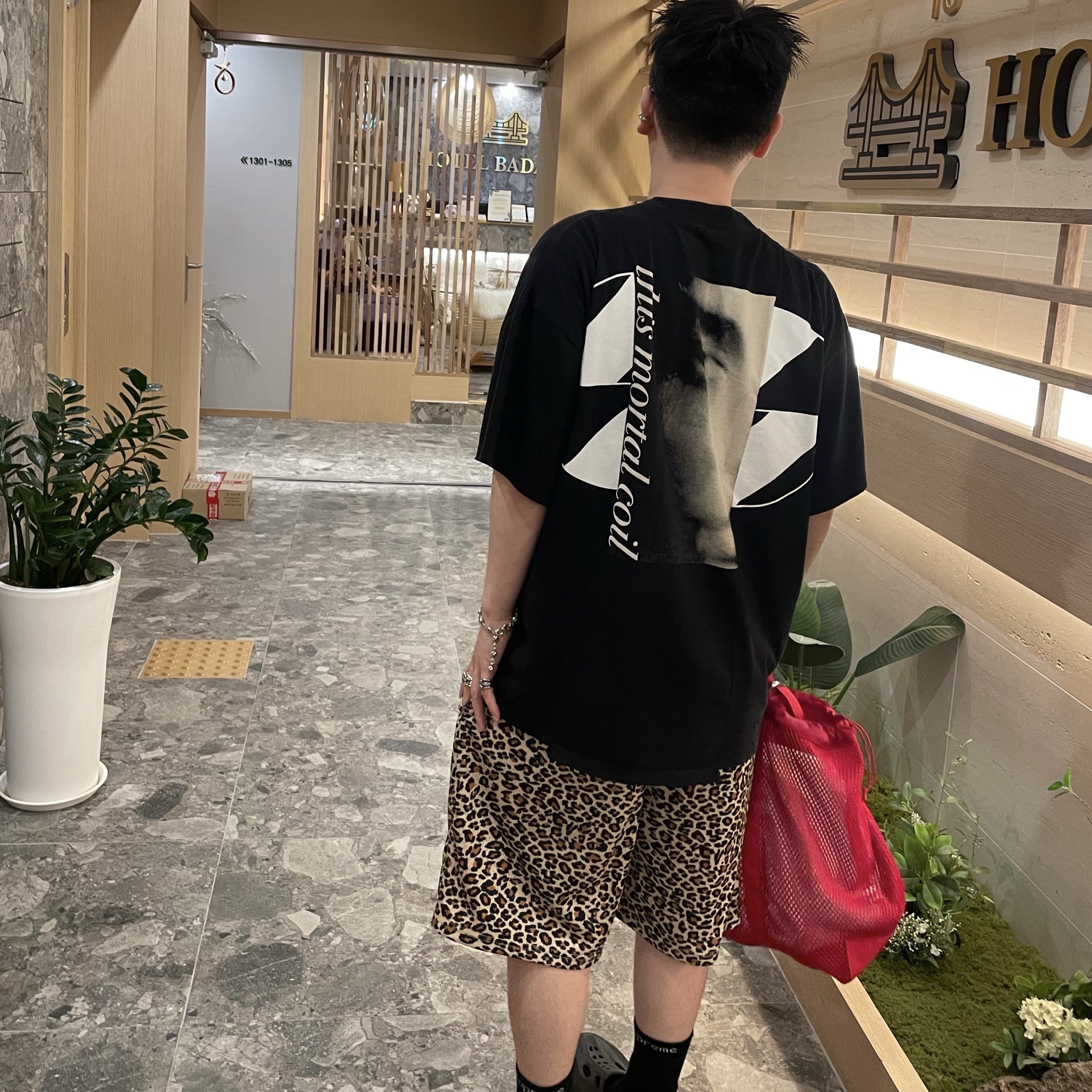 Supreme Mesh Tote Bag Red - 25SS, Supreme Mesh Mini Pouch Red - 25SS 착용 스타일 - 2