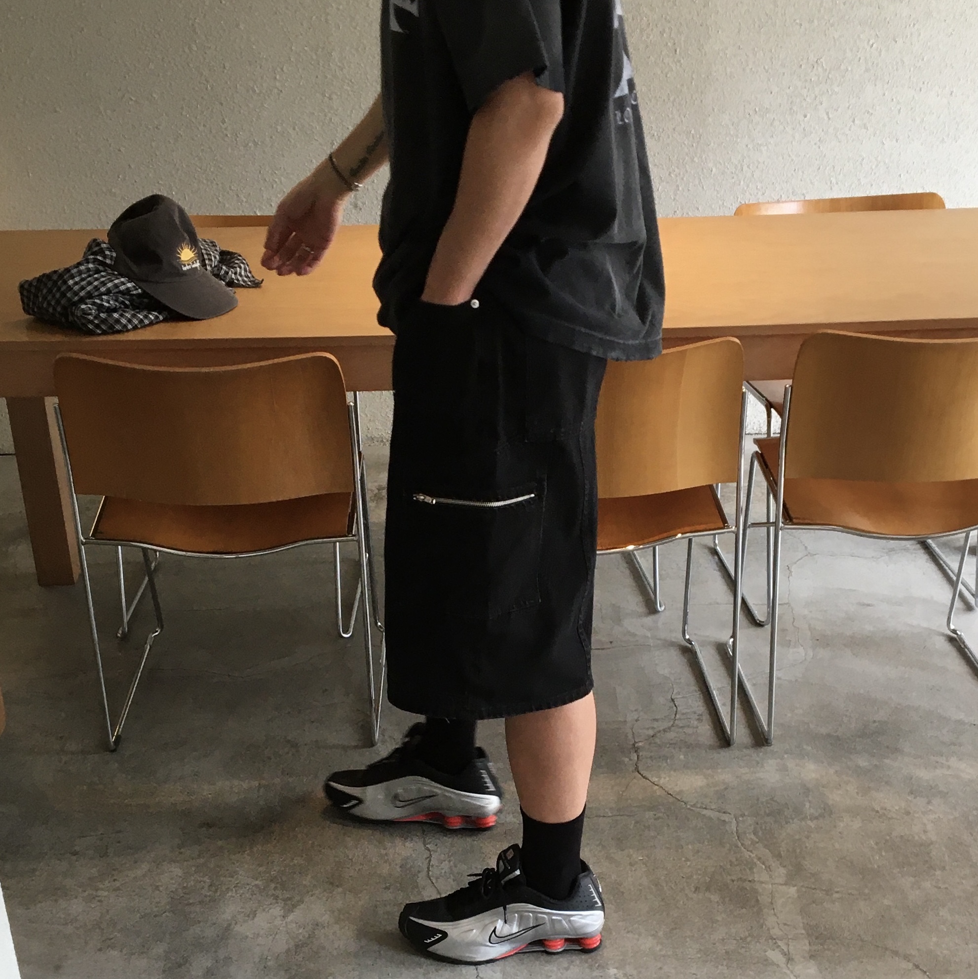 Nike Shox R4 Metallic Silver Red 착용 스타일 - 3