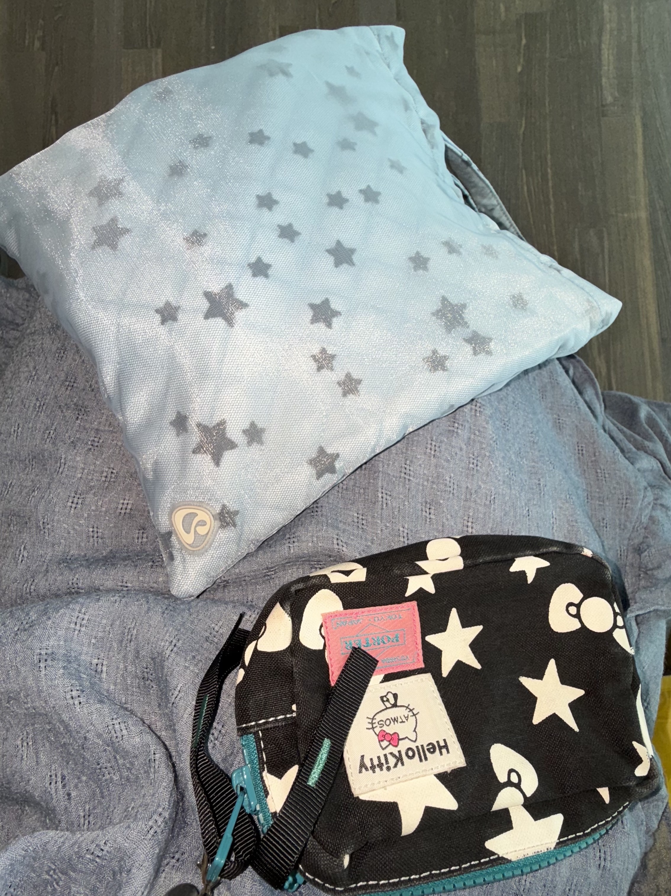 COYSEIO Milky Star Tote Bag Sky Blue 착용 스타일