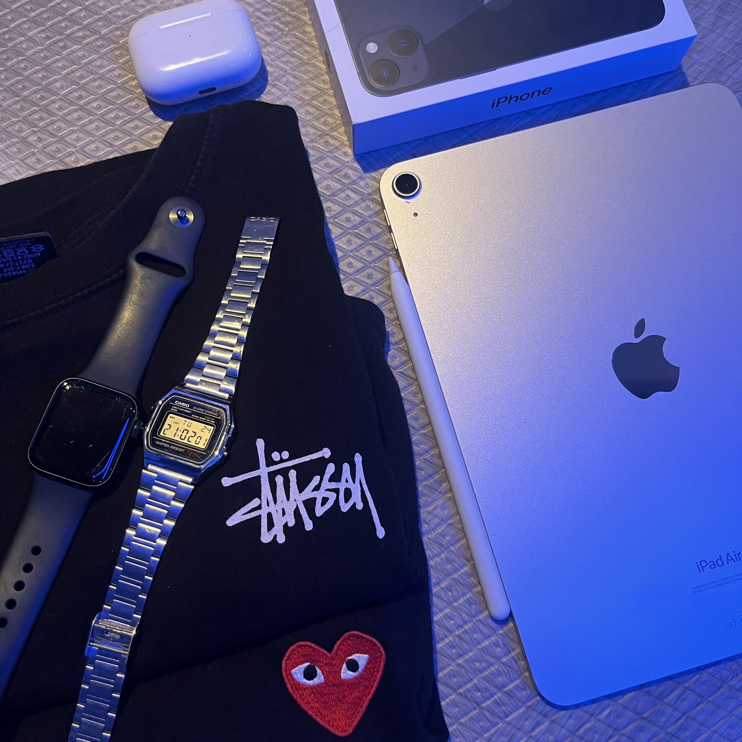 Apple Pencil Pro (Korean Ver.), Apple Airpods Pro 2nd Gen with MagSafe Charging Case USB C (Korean Ver.) 착용 스타일