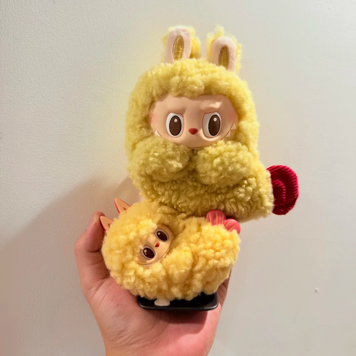 Pop Mart Labubu The Monsters Wacky Mart Series Earphone Case, Pop Mart Labubu The Monsters Wacky Mart Series Figures Fried Shrimp (Opened Case) 착용 스타일