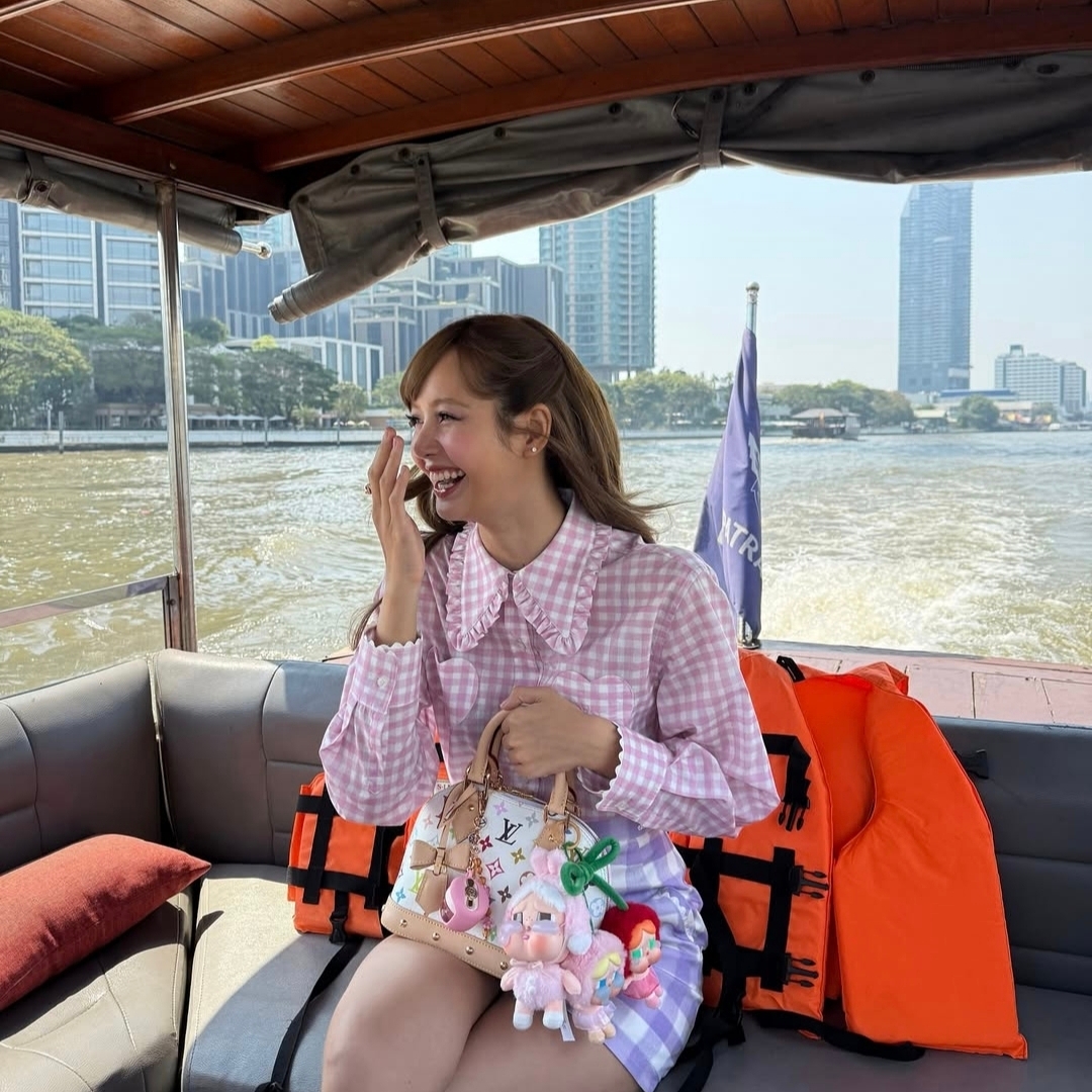 Louis Vuitton x Murakami Takashi Alma BB Multicolor White 착용 스타일