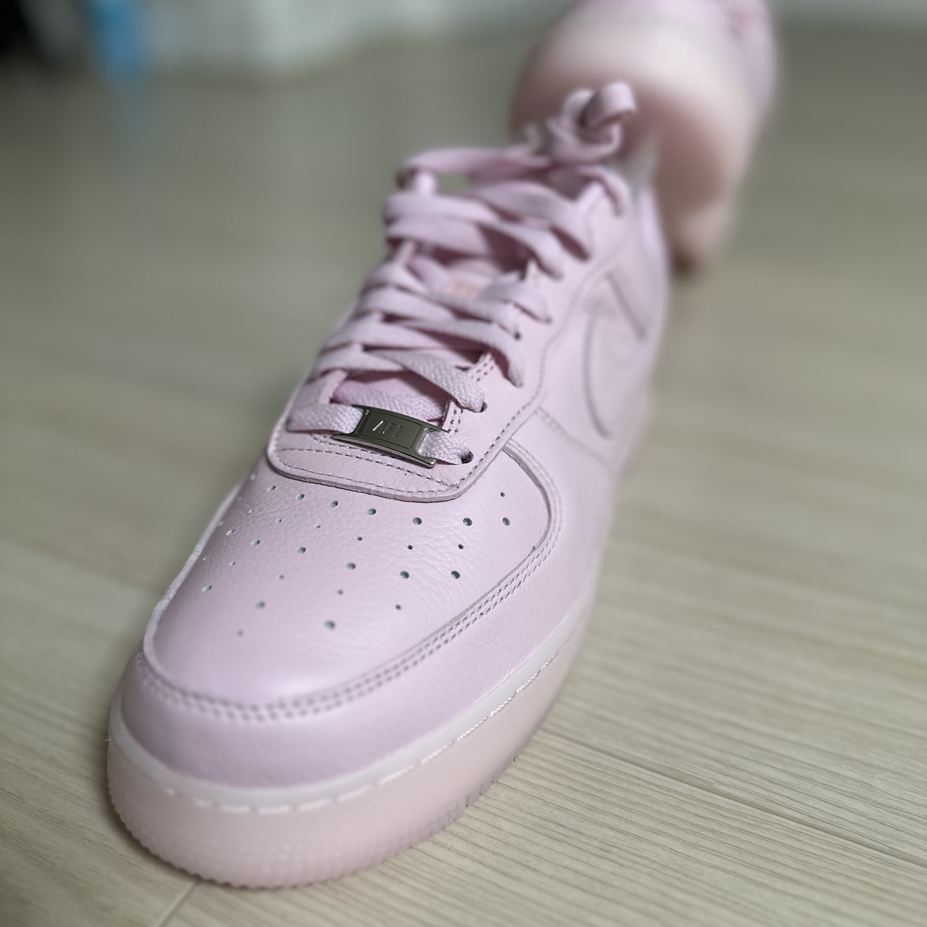 Nike x Drake Nocta Air Force 1 Low SP Certified Lover Boy Pink Foam 착용 스타일 - 1