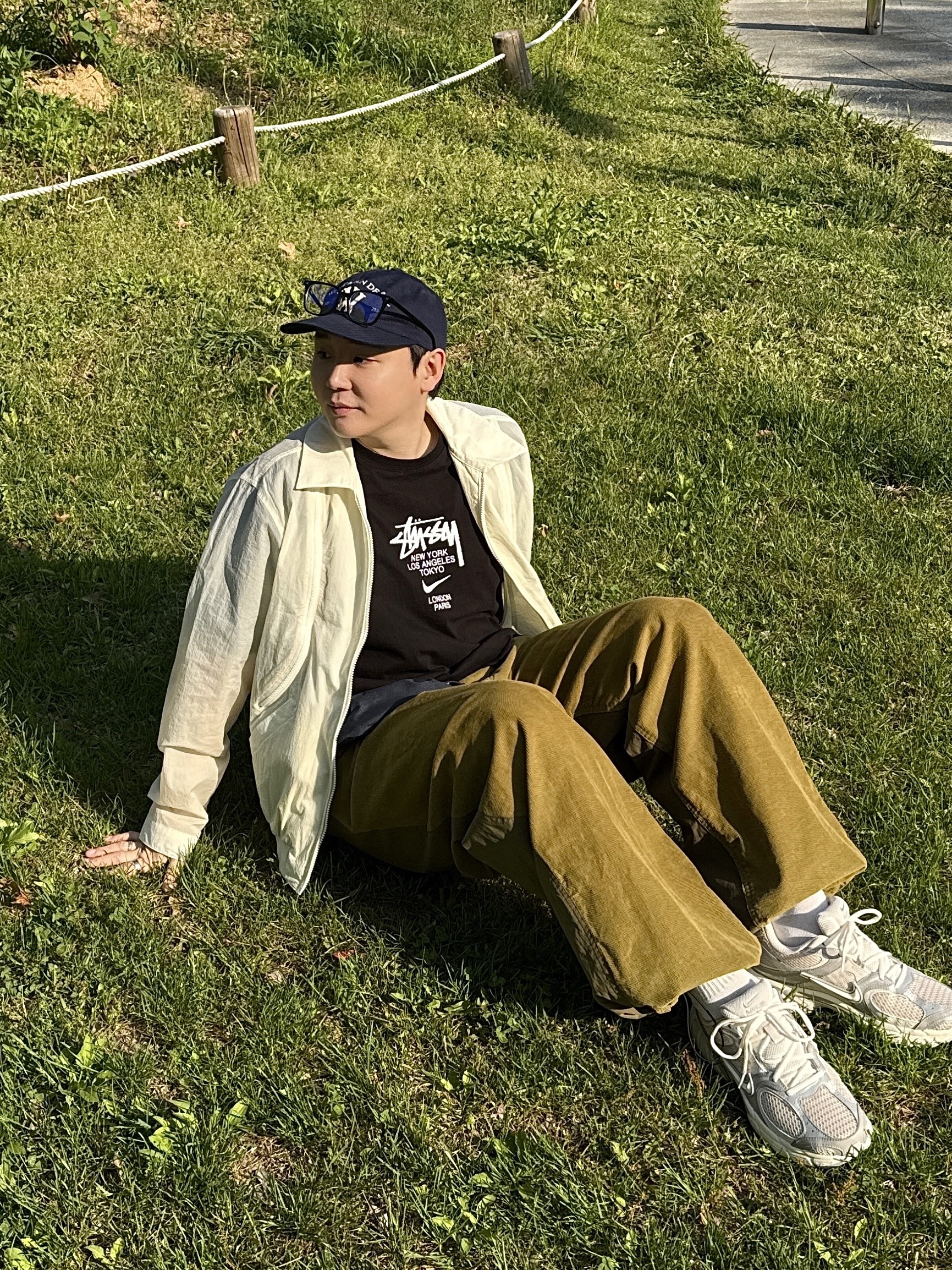 The Museum Visitor 2023 - 2024 Art Love Curved Zipper Windbreaker Ivory, Nike x Stussy WT T-Shirt Black - Asia 착용 스타일 - 1