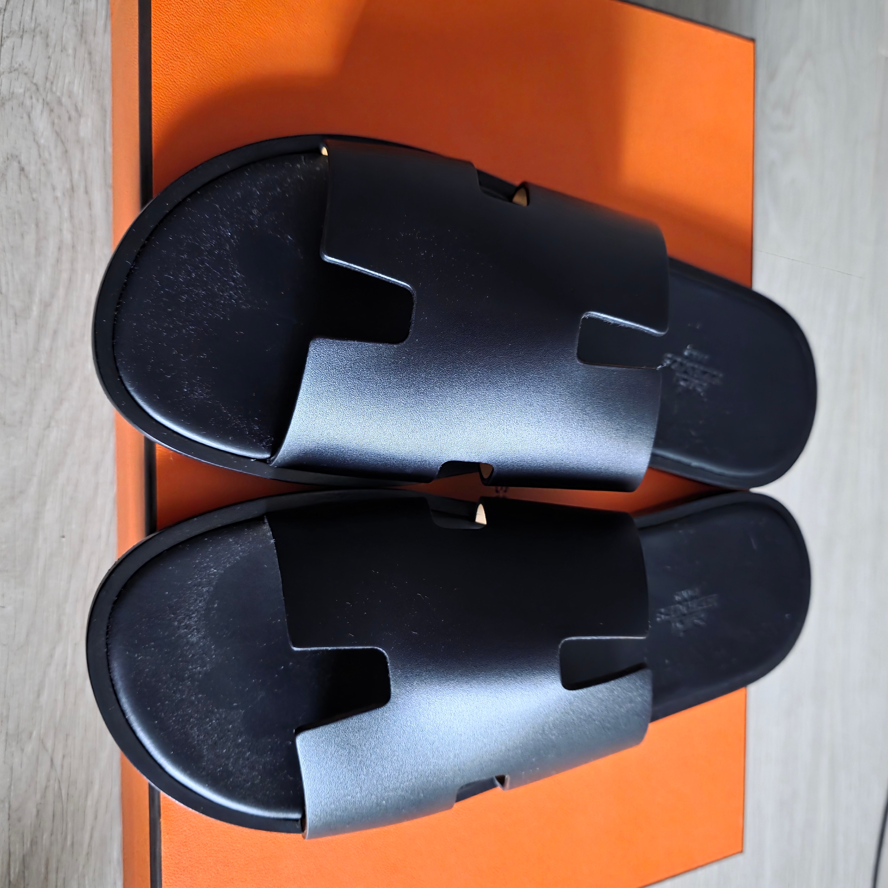 Hermes Izmir Sandal Calfskin & Noir 착용 스타일
