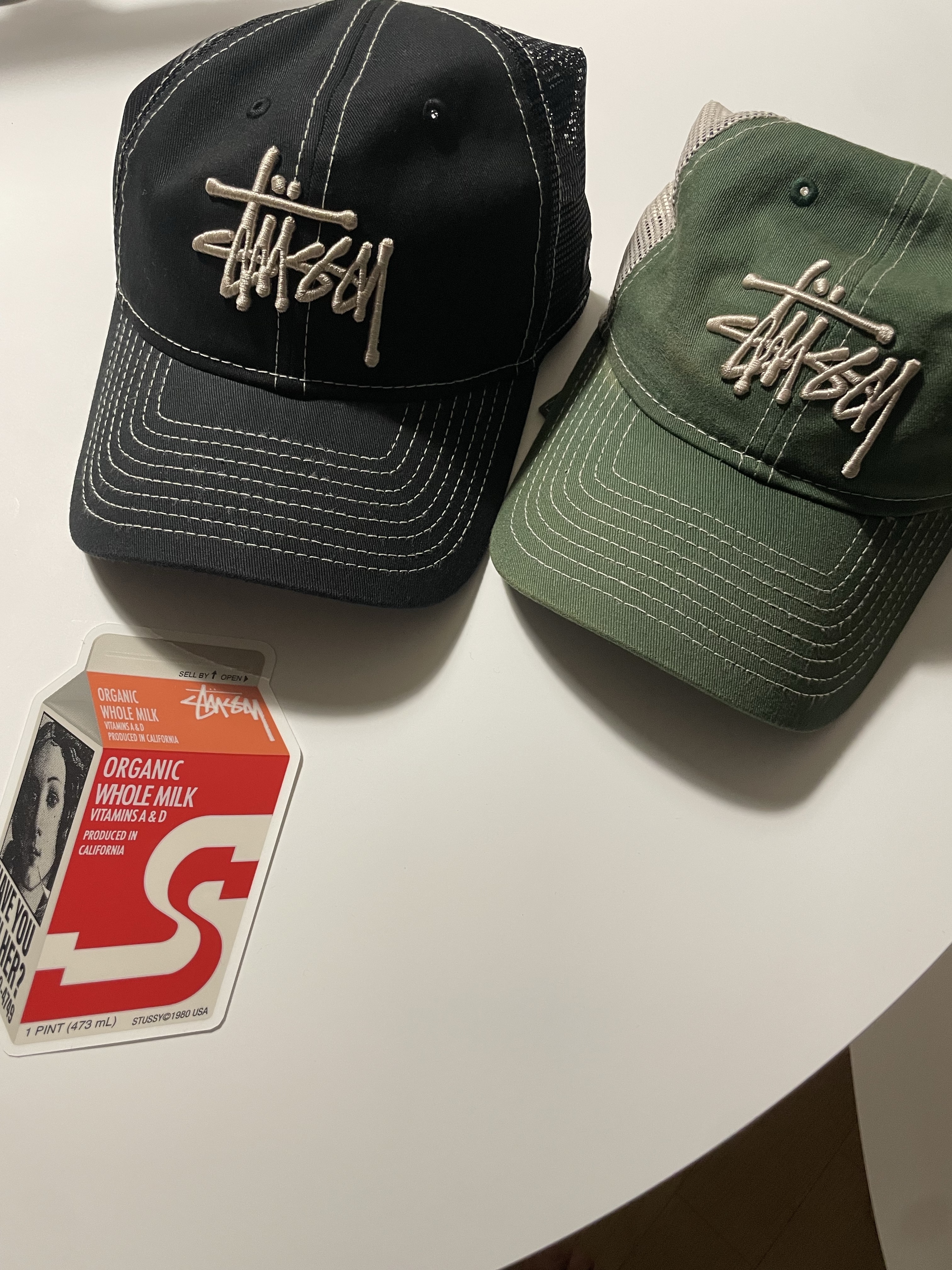 Stussy New Era 9twenty Basic Trucker Black, Stussy New Era 9twenty Basic Trucker Green 착용 스타일 - 1