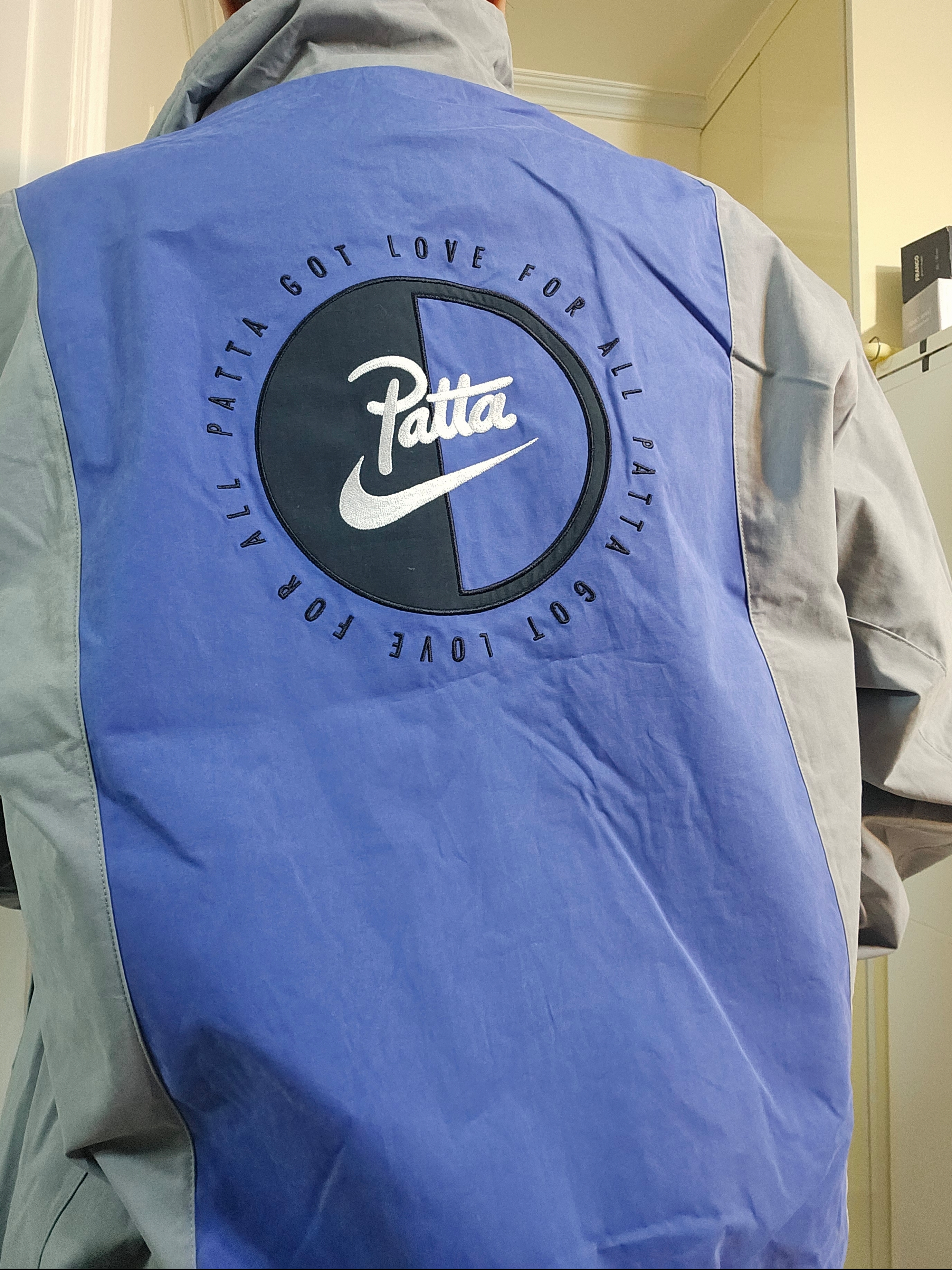 Nike x Patta Track Jacket Particle Grey Sapphire (HJ0712-073) 착용 스타일 - 2