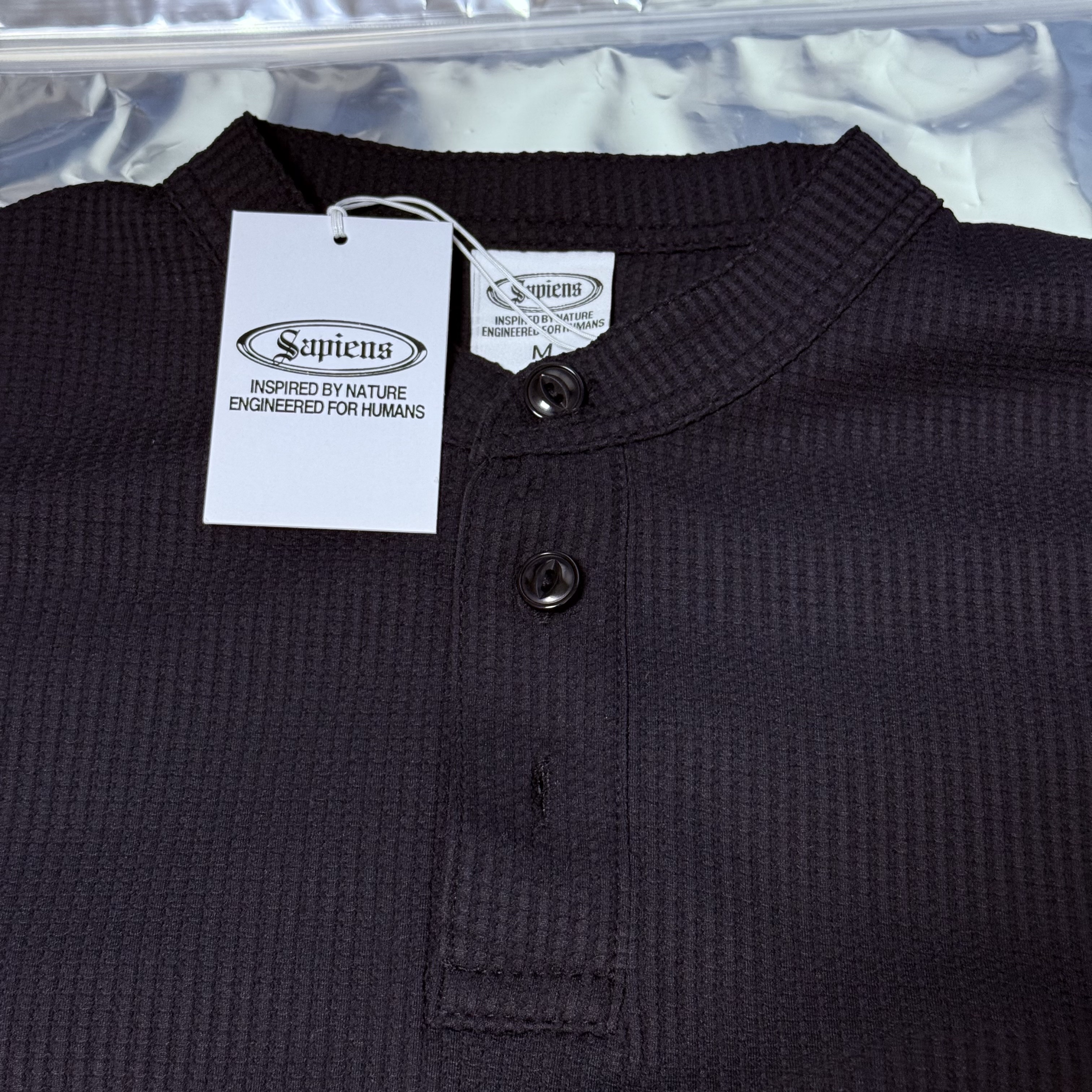 Sapiens Waffle Henry Neck Over Fit Short Sleeves Black 착용 스타일