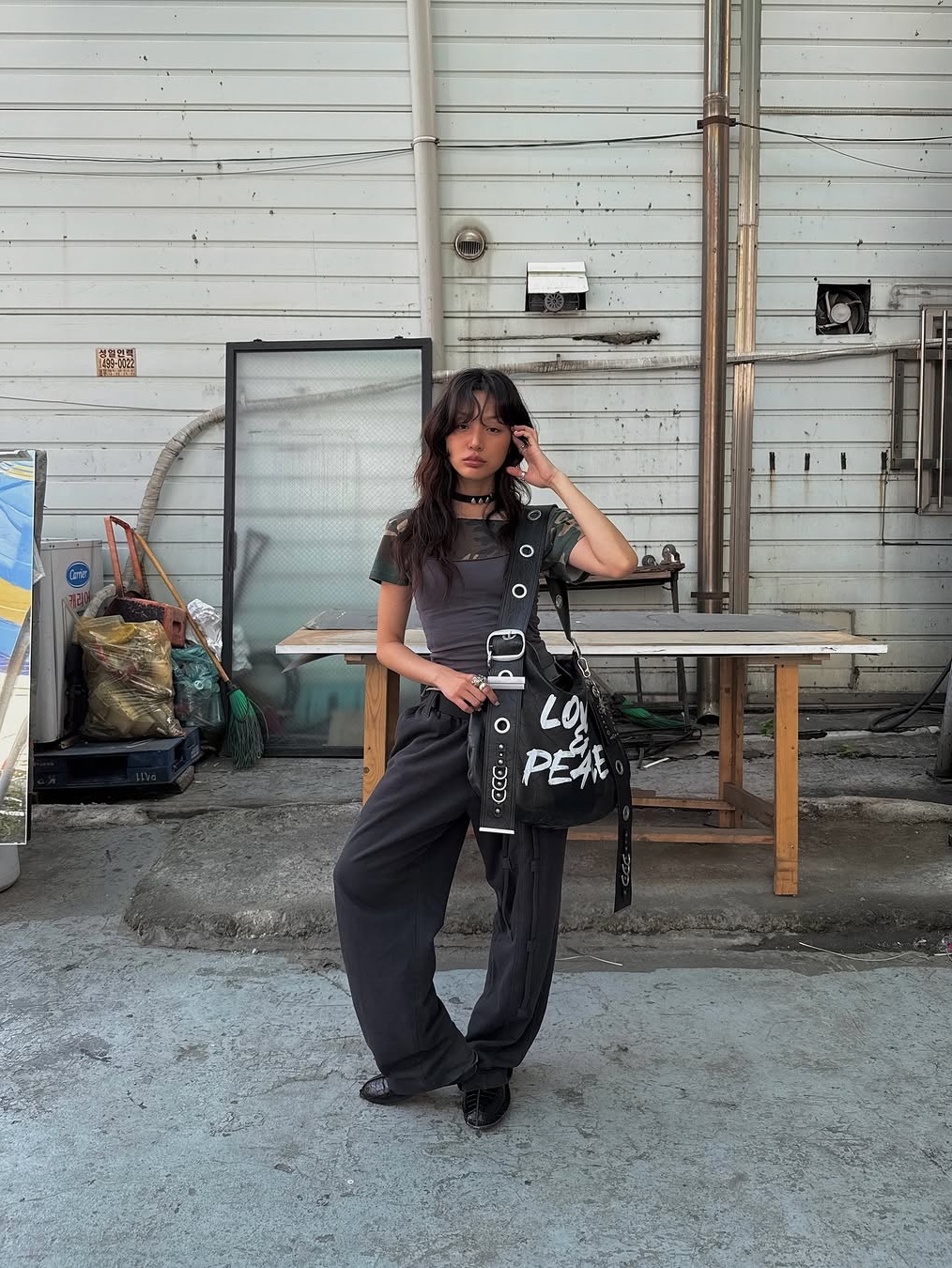 [KREAM 단독] Vacant Archive Bella Wide Strap Hobo Bag Crack Black, [KREAM 단독] Vacant Archive Bella Wide Strap Hobo Bag Dirty White 착용 스타일