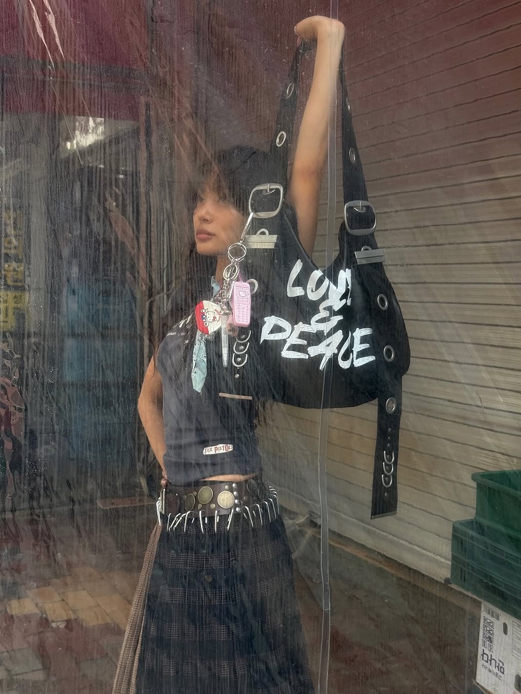 [KREAM 단독] Vacant Archive Bella Wide Strap Hobo Bag Crack Black, [KREAM 단독] Vacant Archive Bella Wide Strap Hobo Bag Dirty White 착용 스타일