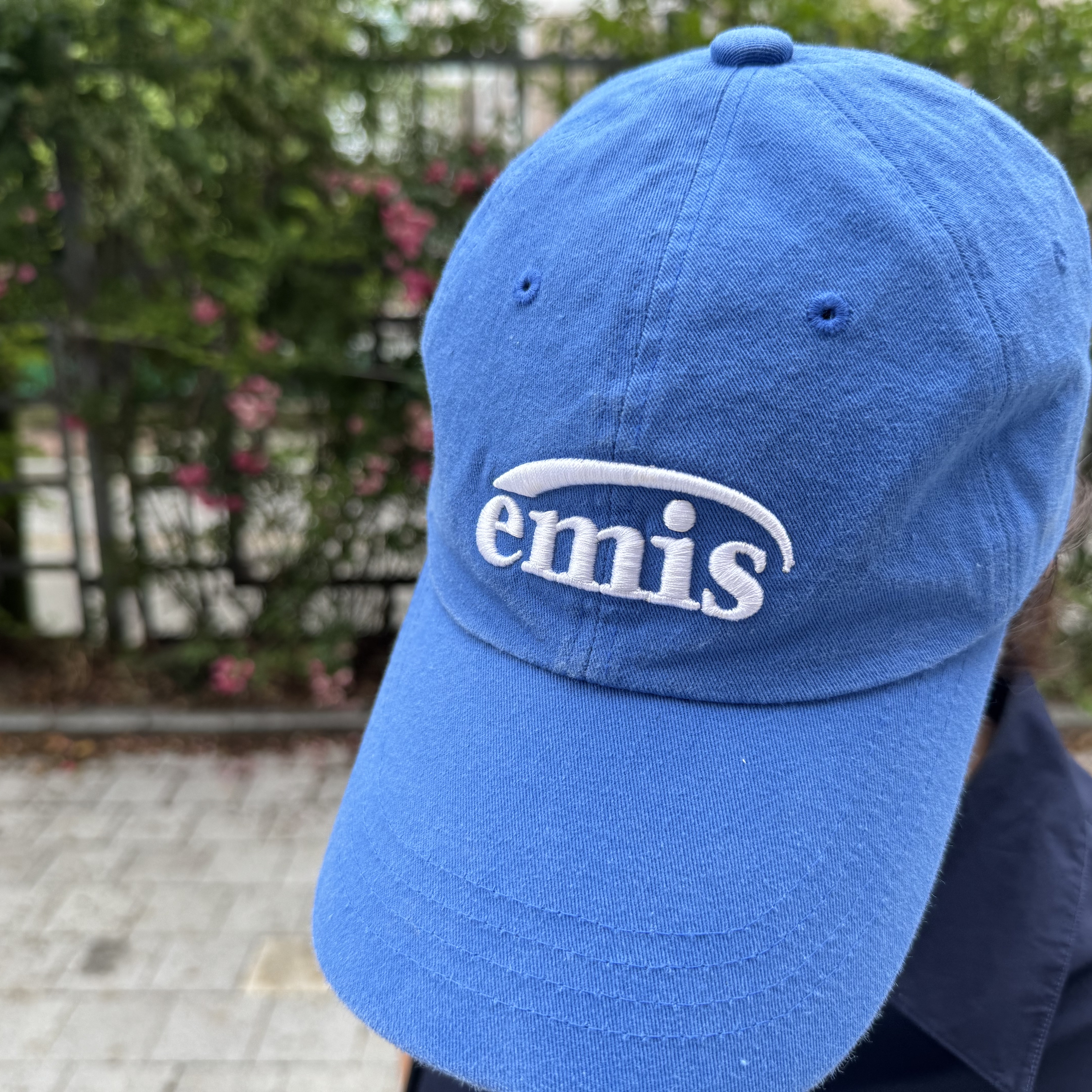 Emis New Logo Ball Cap Blue 착용 스타일