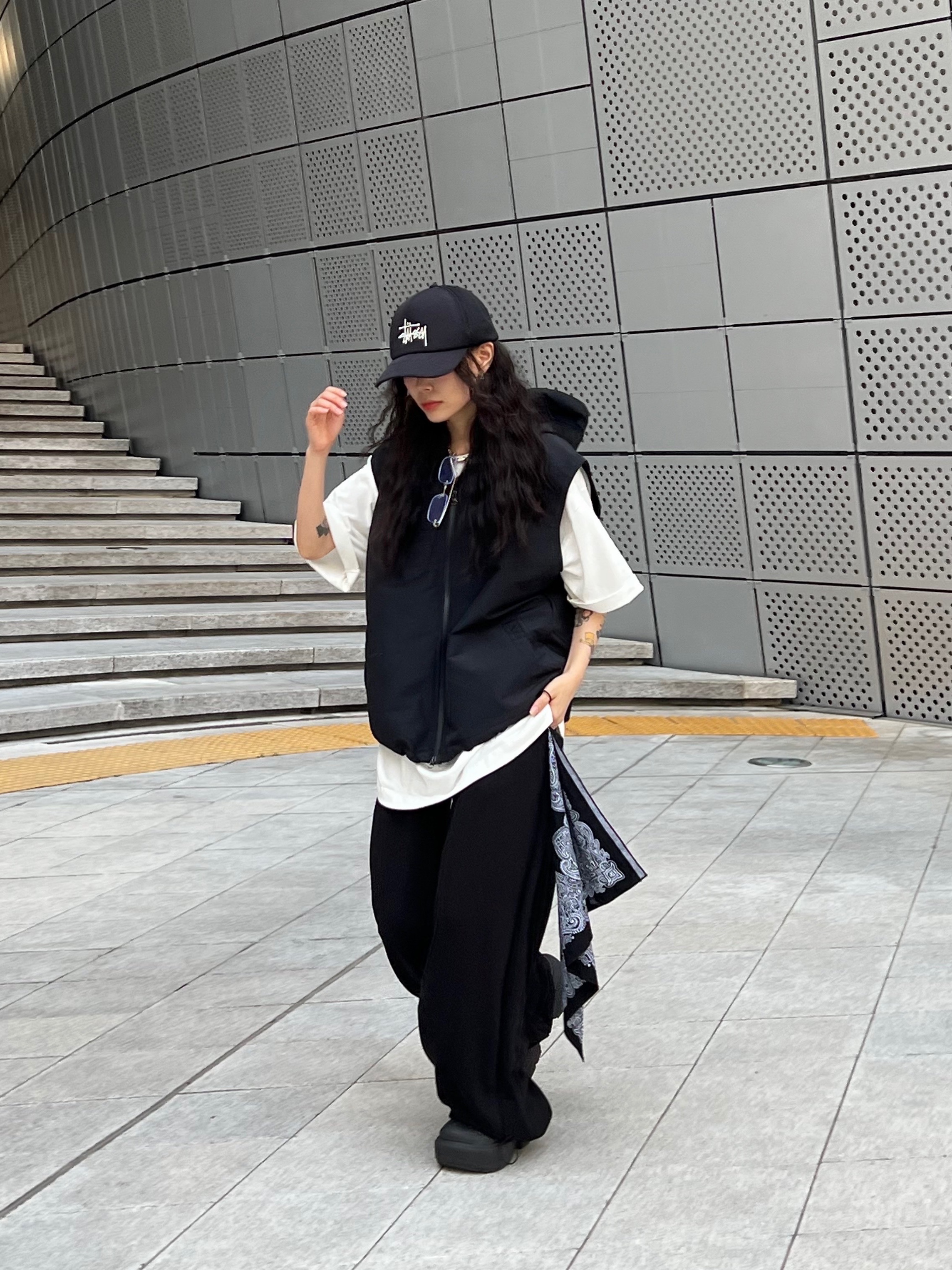 Stussy Basic Trucker Cap Black, Crocs Stomp Clog Black 착용 스타일 - 3