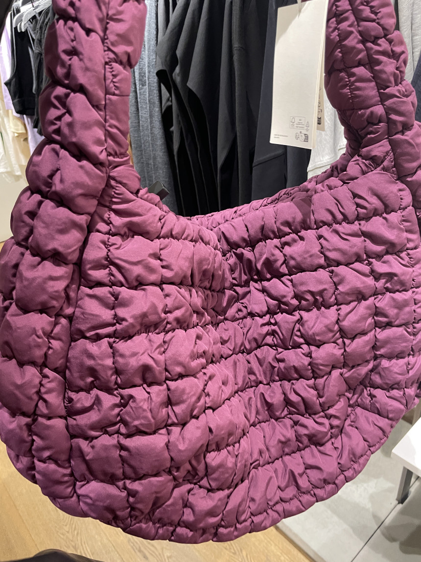 COS Quilted Oversized Shoulder Bag Burgundy 착용 스타일 - 3