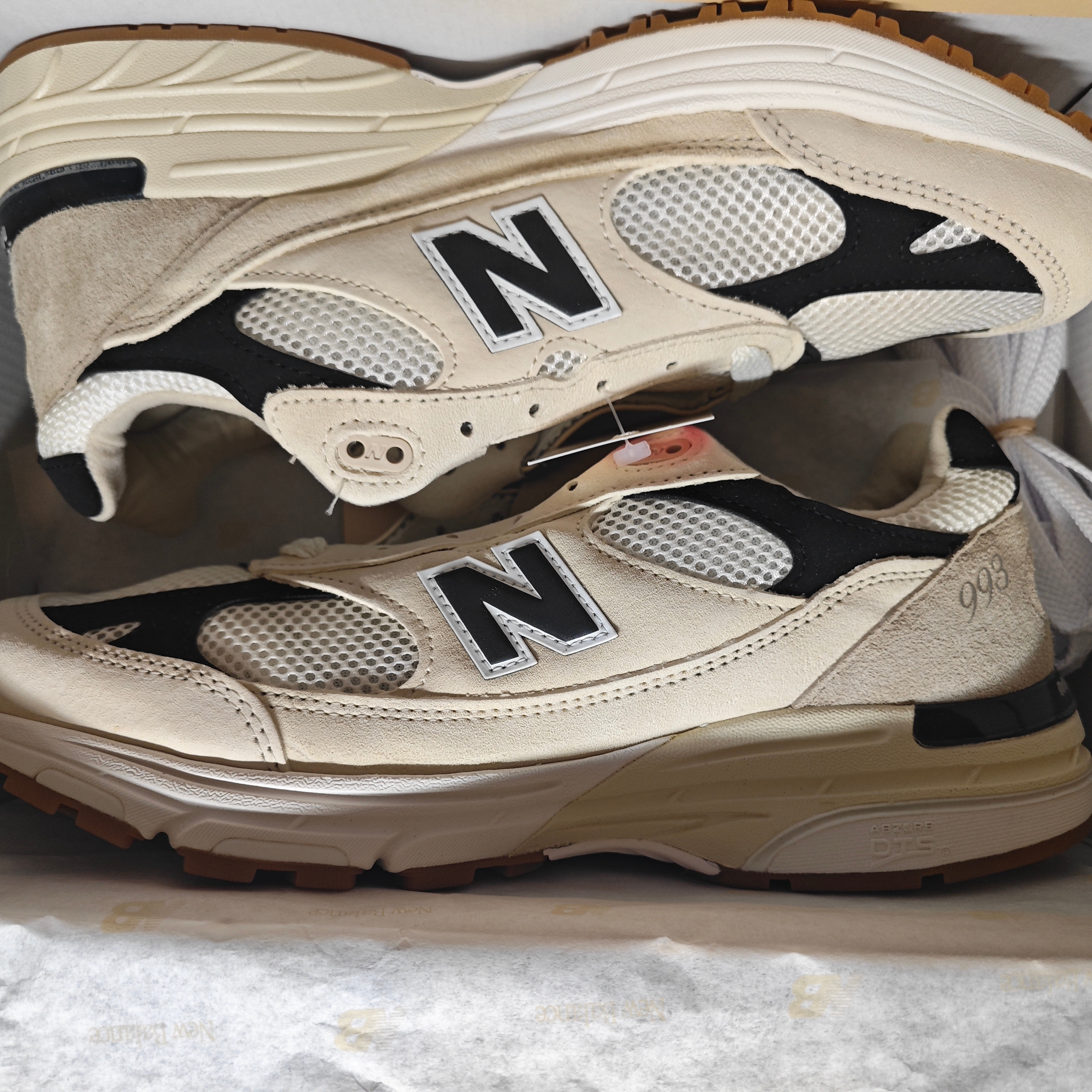 New Balance 993 Made in USA Sea Salt Black 착용 스타일