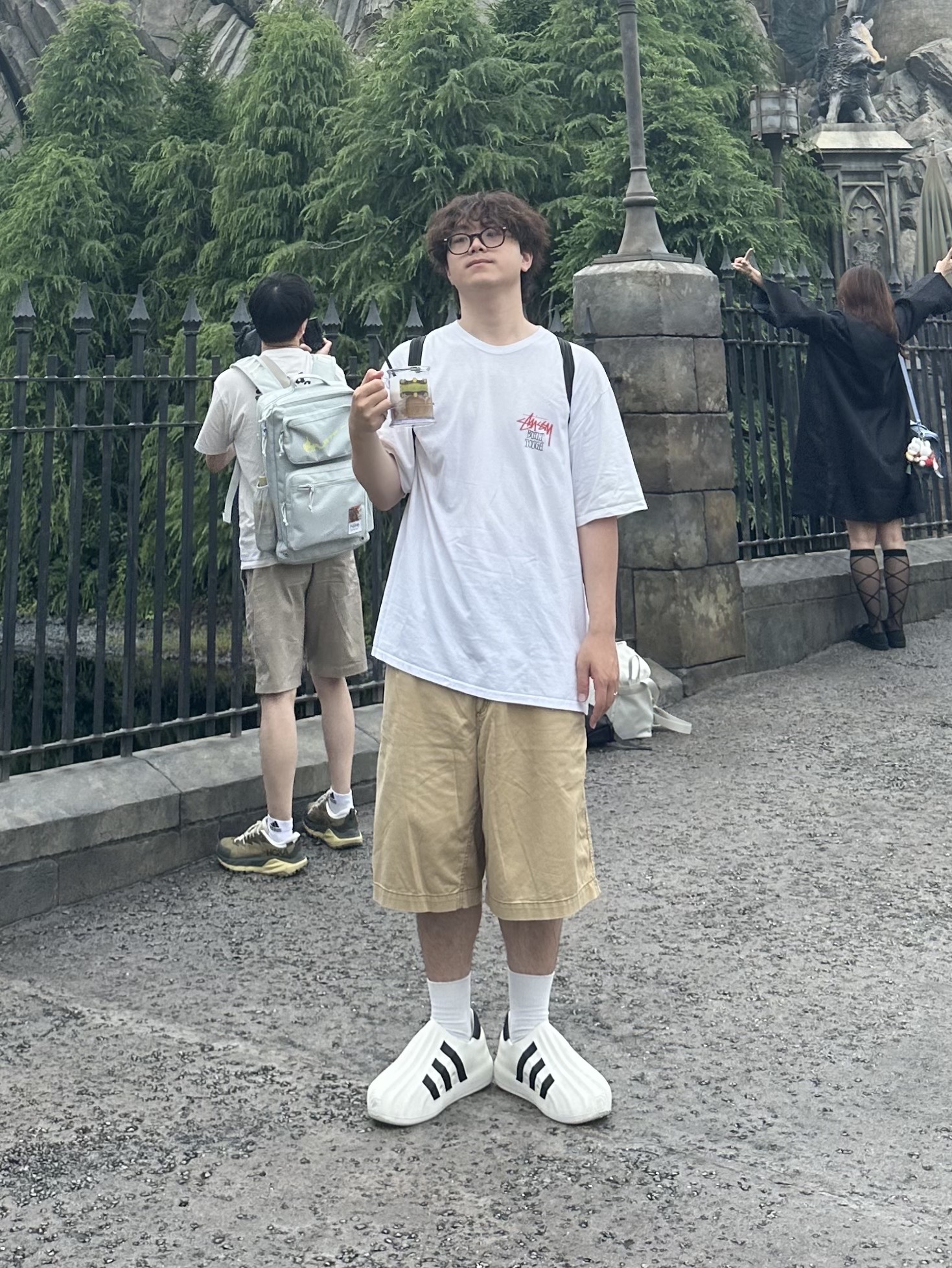 Stussy Built Tough T-Shirt White, Uniqlo x Marni Wide Fit Boxy Short Pants Beige 착용 스타일
