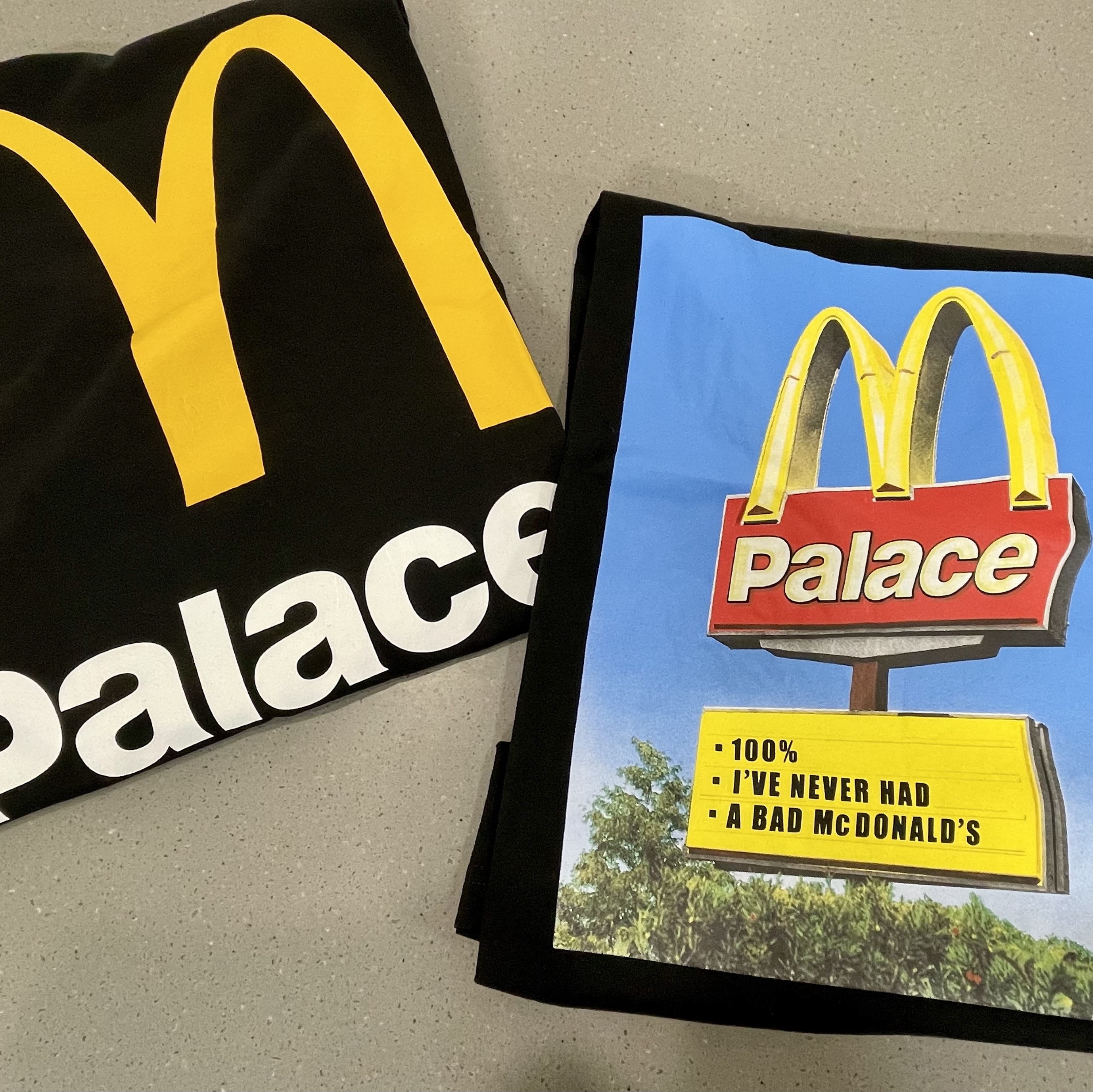 Palace x McDonald's Sign T-Shirt Black - 23FW, Palace x McDonald's Logo T-Shirt Black - 23FW 착용 스타일 - 2