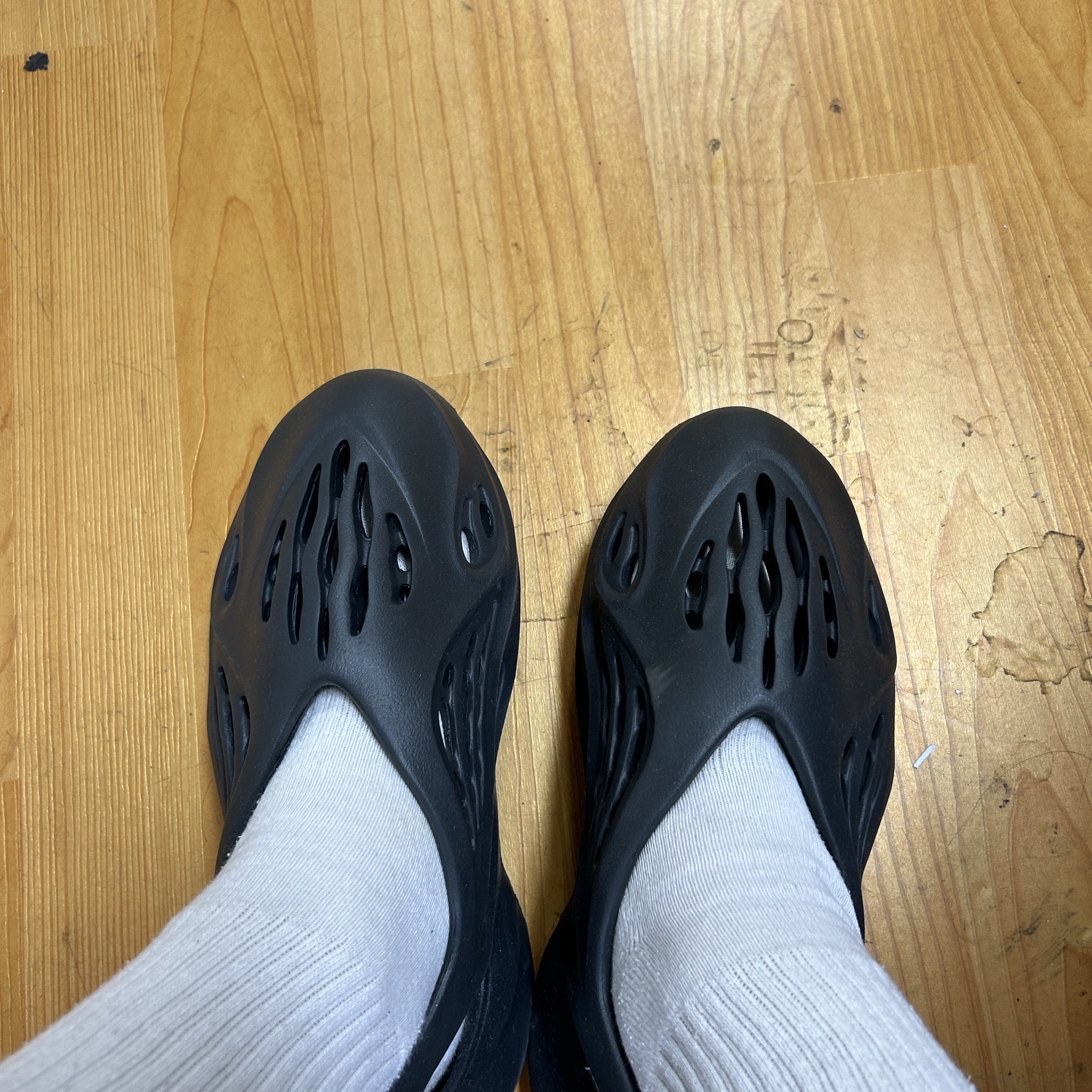 Adidas Yeezy Foam RNNR Onyx 착용 스타일