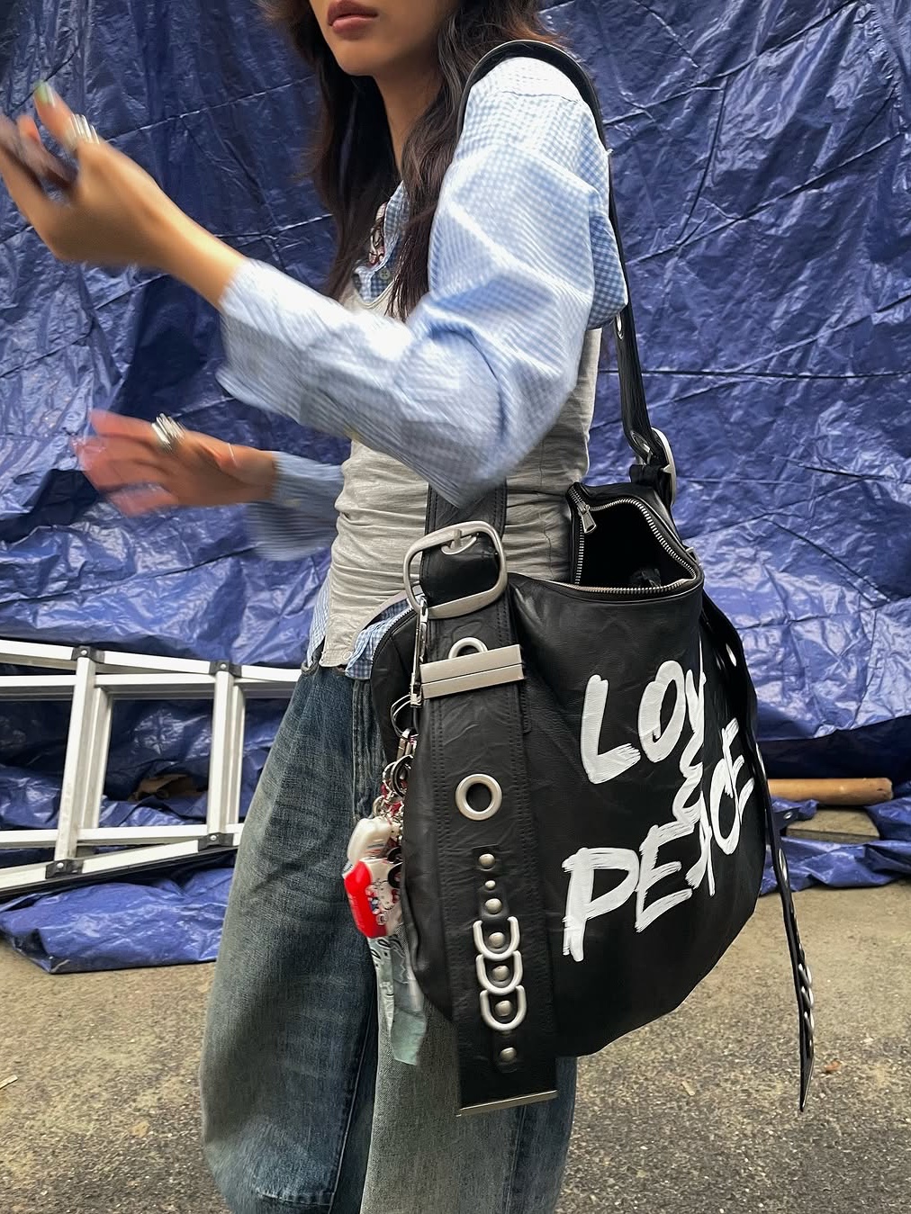 [KREAM 단독] Vacant Archive Bella Wide Strap Hobo Bag Crack Black, [KREAM 단독] Vacant Archive Bella Wide Strap Hobo Bag Dirty White 착용 스타일