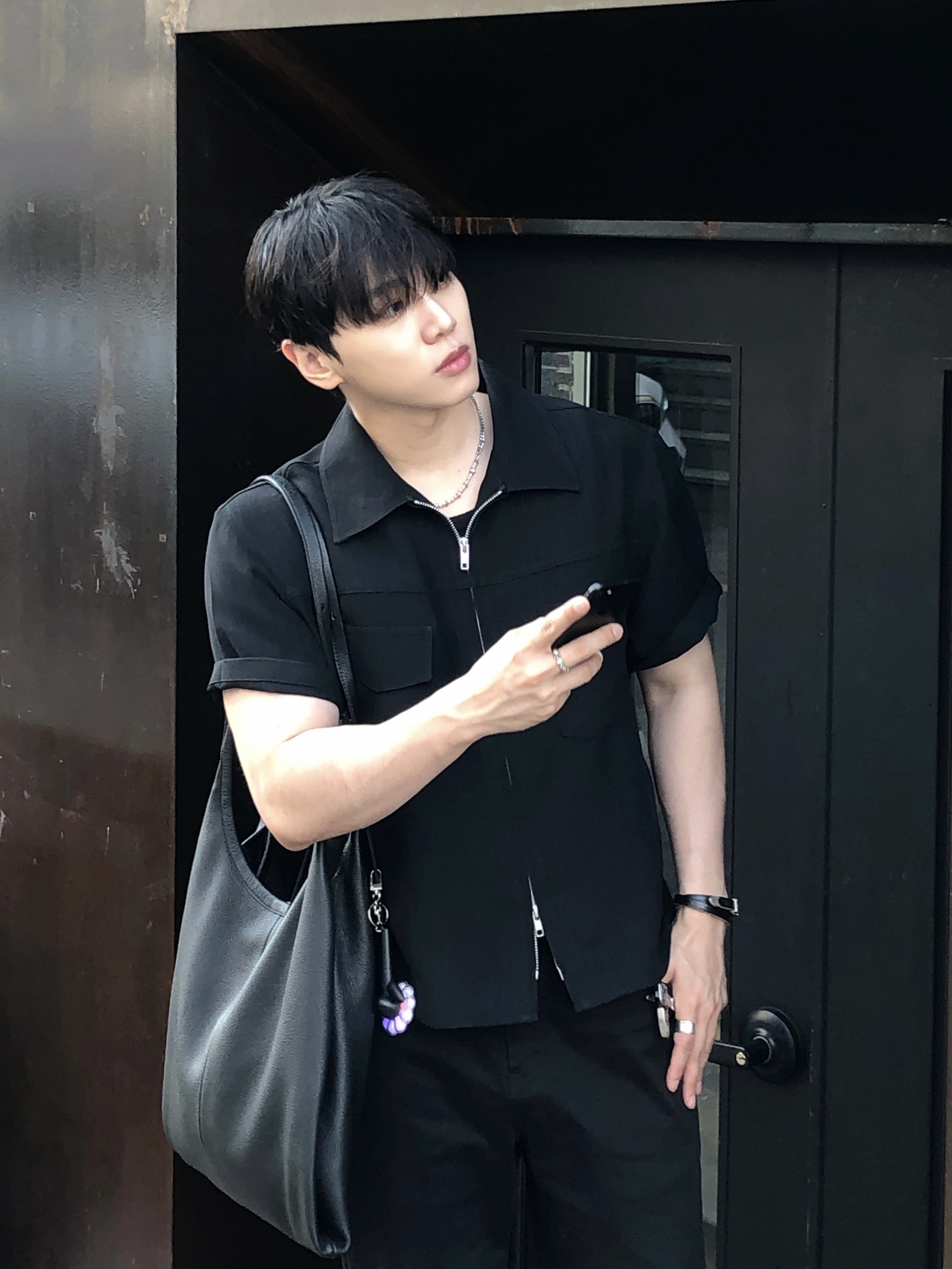 Haleine Cropped Stripe Zip Shirt Black 착용 스타일 - 1