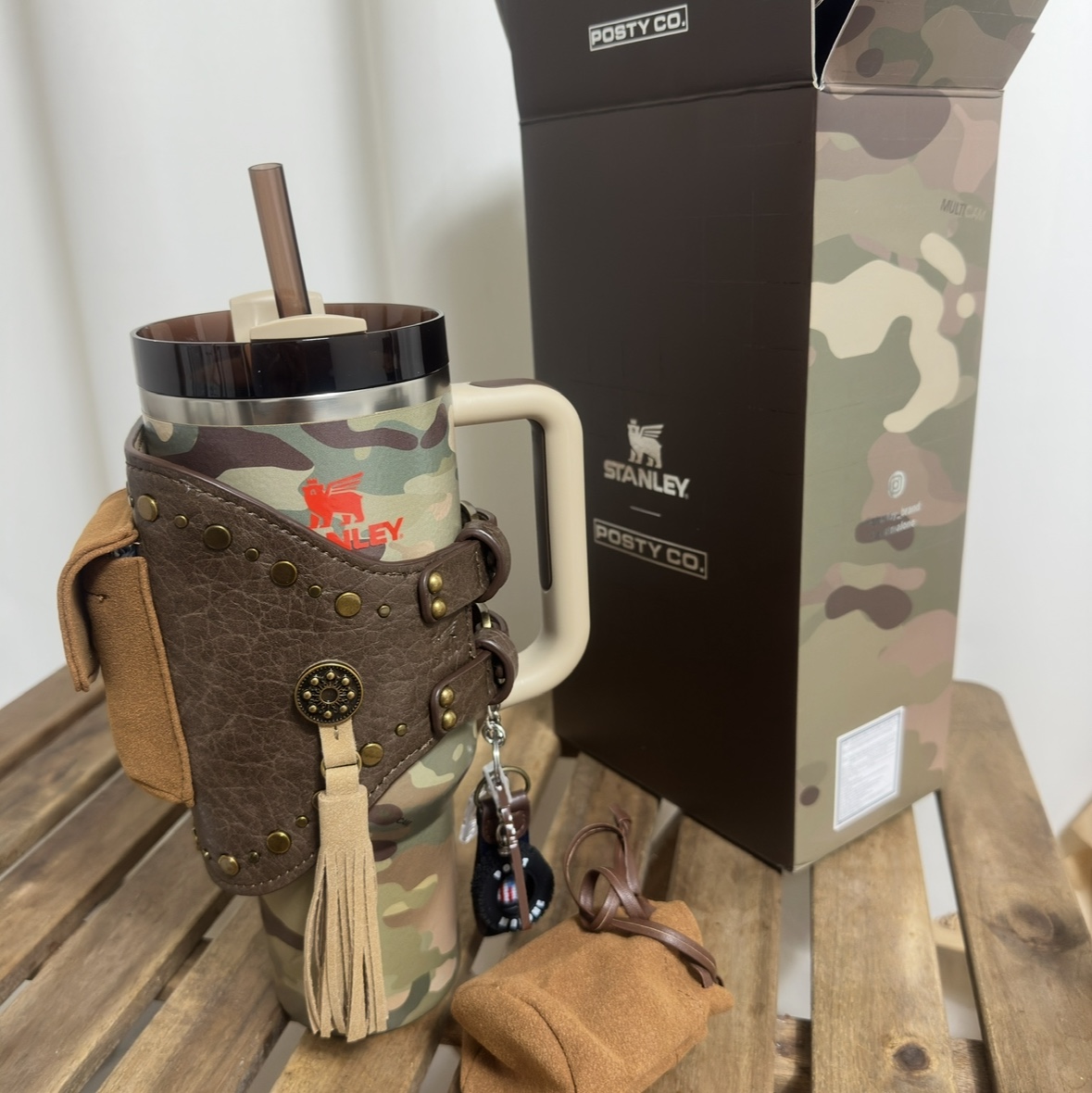 Stanley x The Post Malone Quencher H2.0 Flowstate Tumbler with Quencher Pouch Belt 1.18L Multicam 착용 스타일