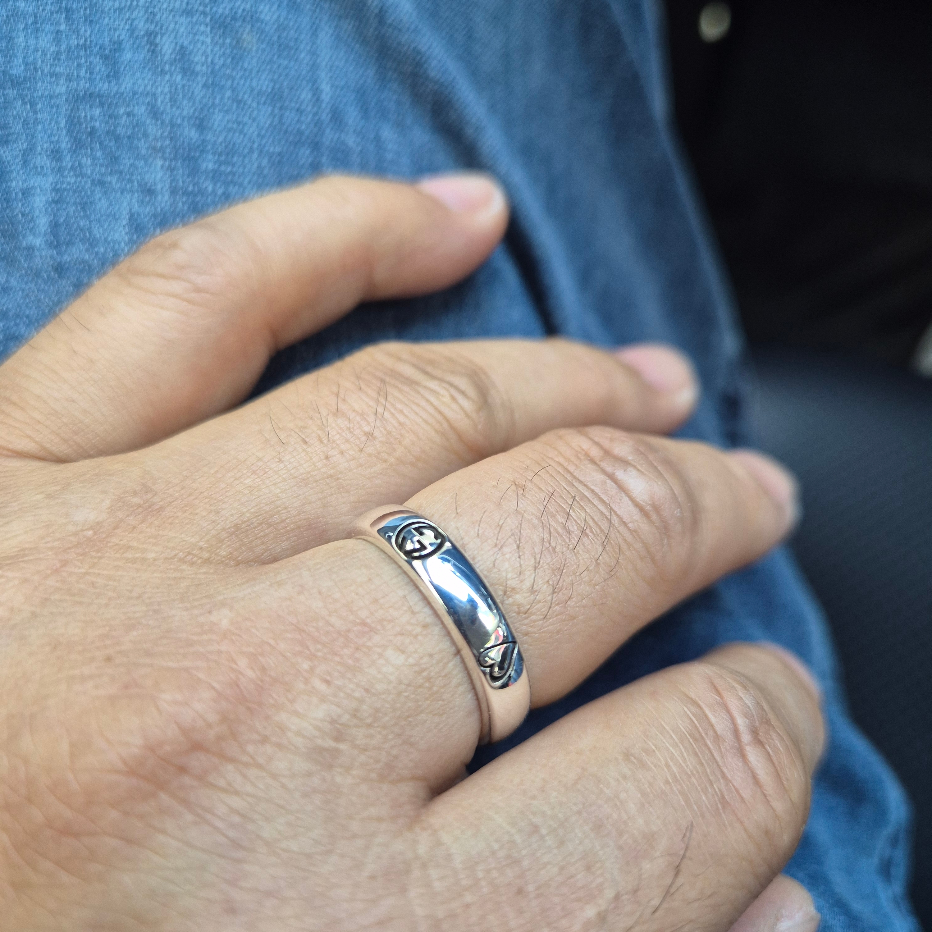 Gucci Blind For Love Ring Silver 착용 스타일 - 2