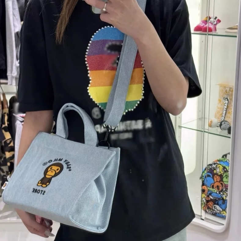 BAPE Baby Milo Denim Small Tote Bag Light Indigo 착용 스타일 - 3
