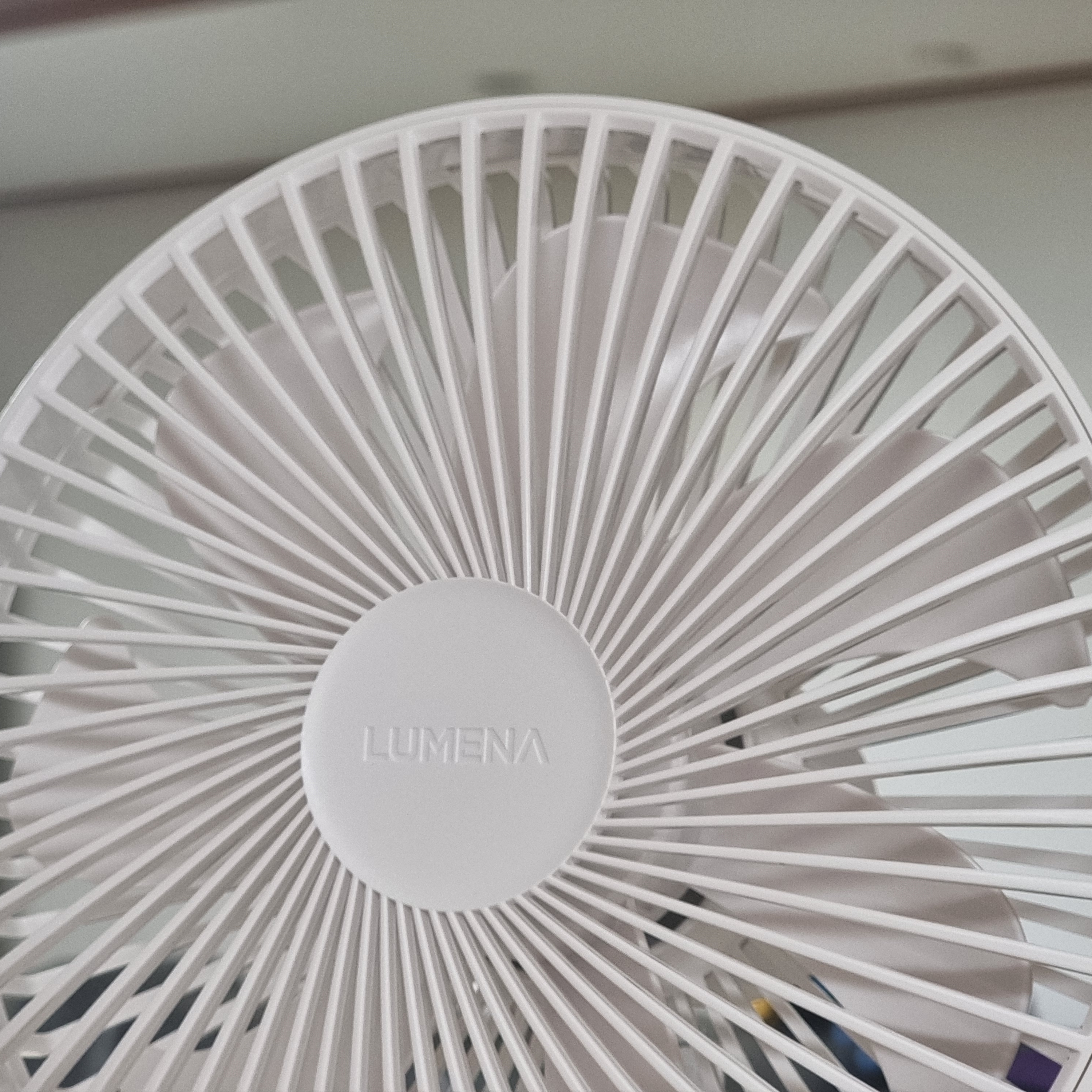 Lumena FAN PRIME 3 Wireless Circulator Pure White 착용 스타일