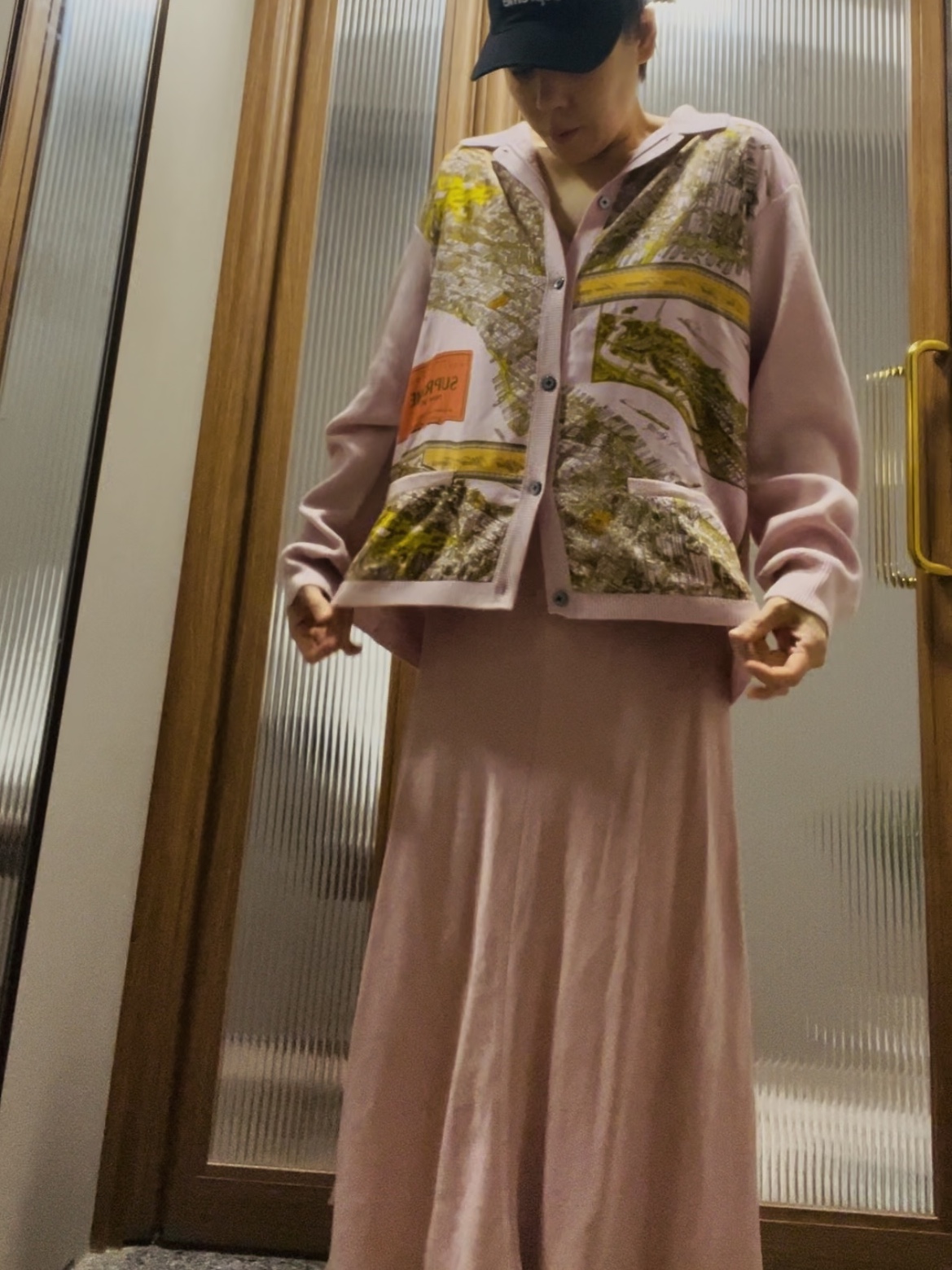 Supreme Silk Map Cardigan Pink - 23FW, Nike x Off-White Air Max 97 Elemental Rose Serena Queen 착용 스타일 - 4
