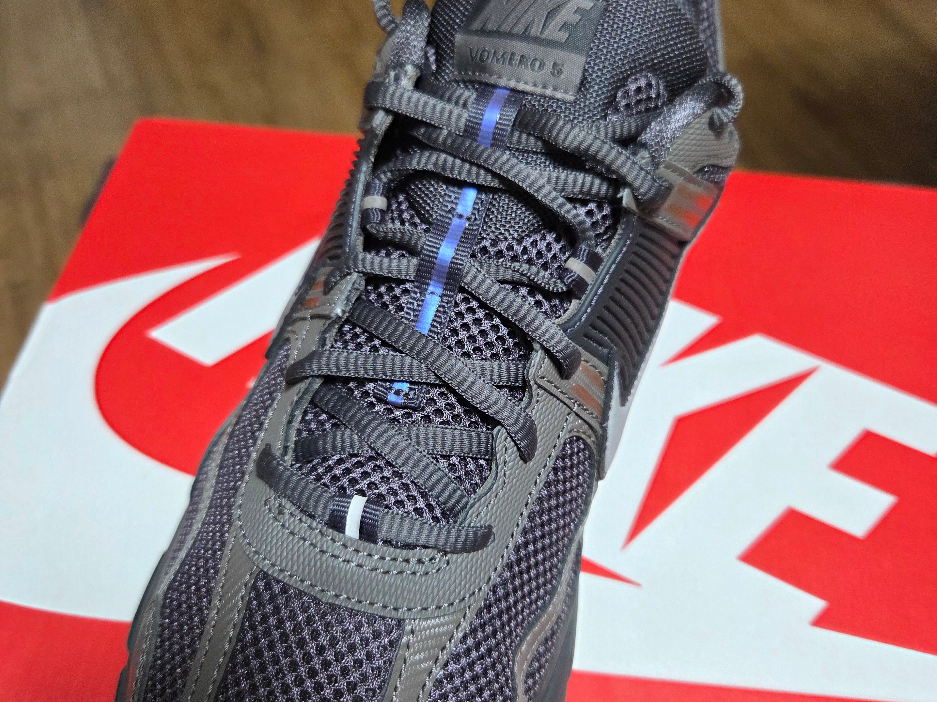 Nike Zoom Vomero 5 Cave Stone 착용 스타일 - 1