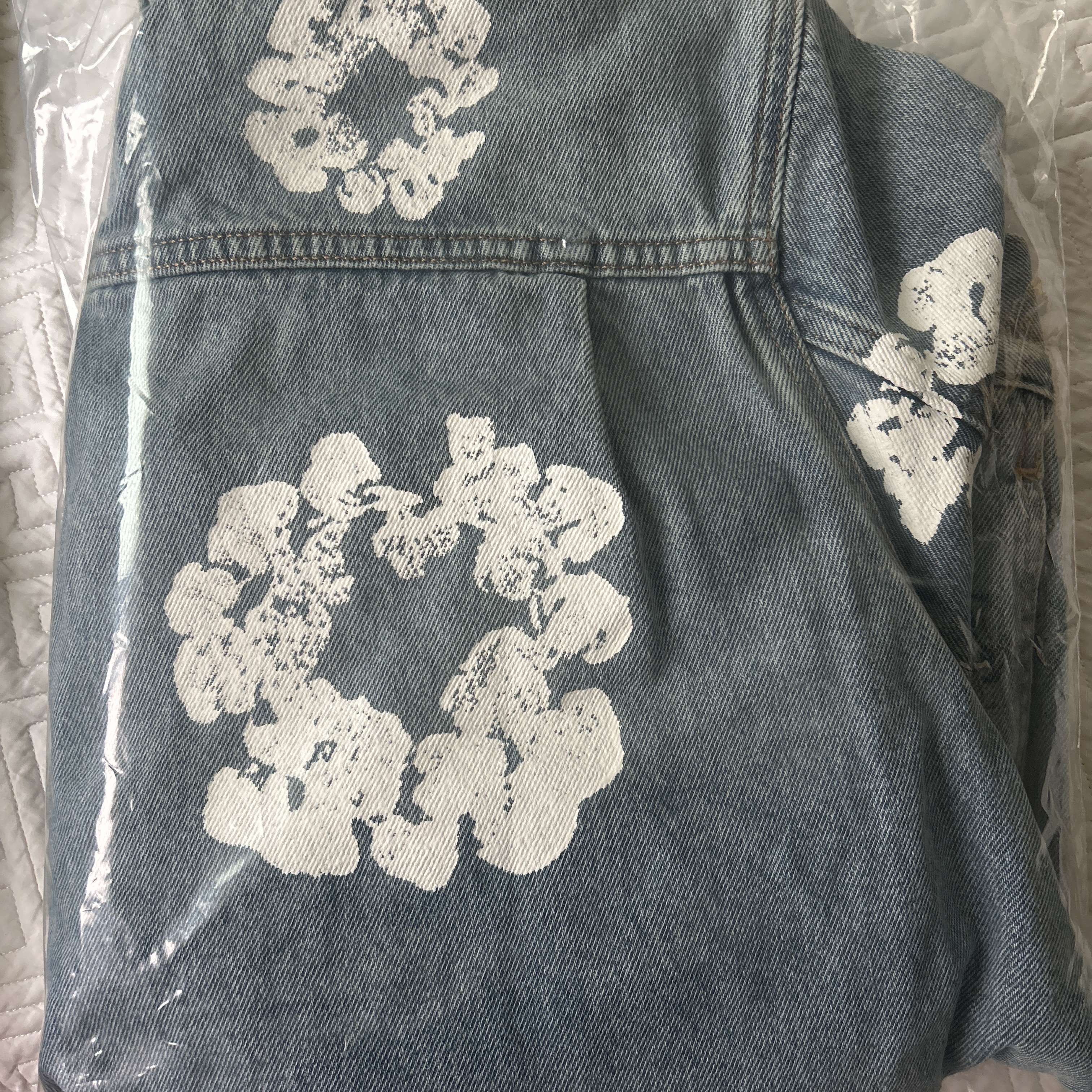 Denim Tears Type II All Over Wreath Jacket Light Wash 착용 스타일 - 2