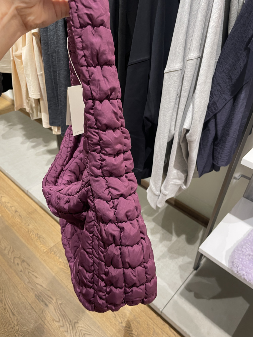 COS Quilted Oversized Shoulder Bag Burgundy 착용 스타일 - 4