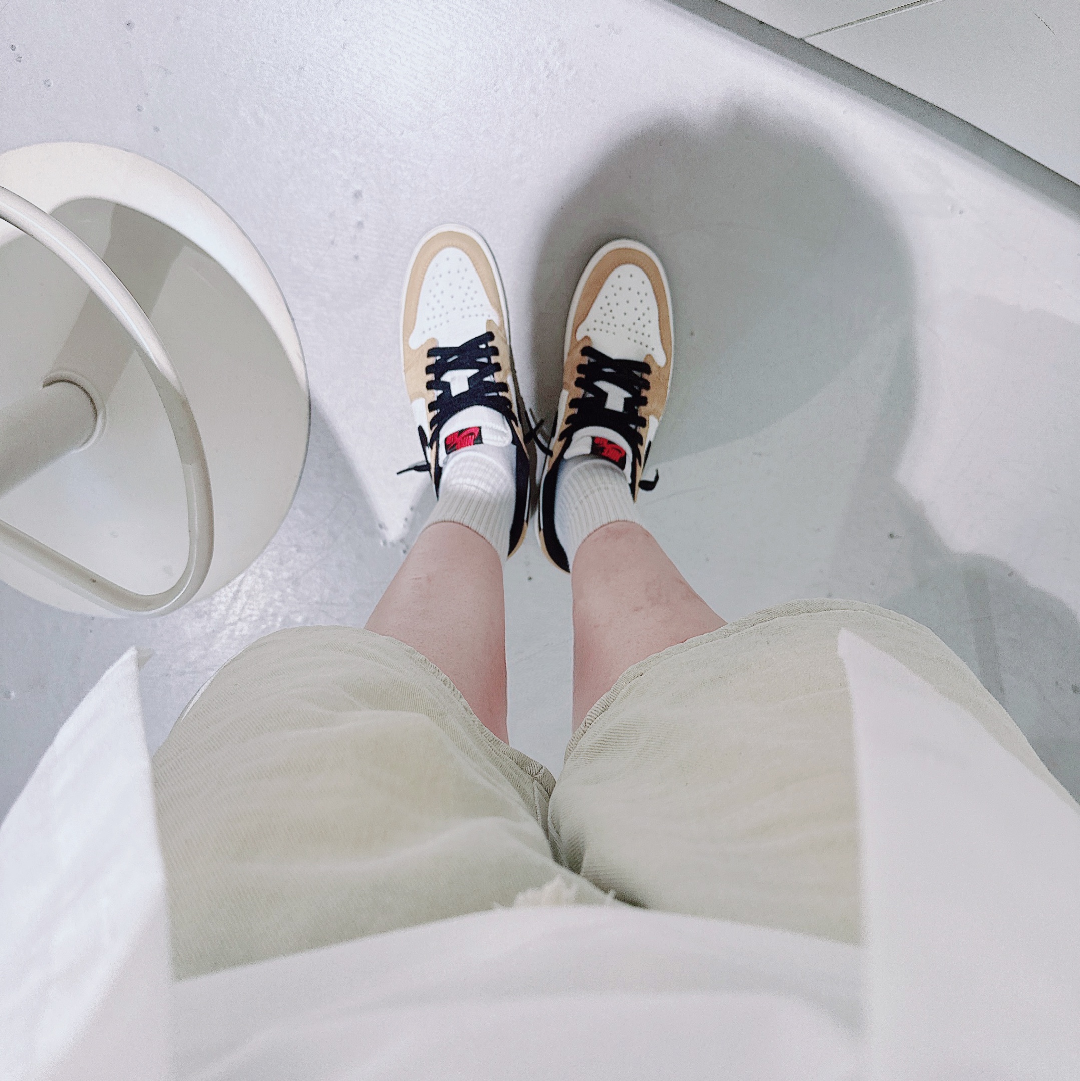 Jordan 1 Low OG Sail and Golden Harvest 착용 스타일