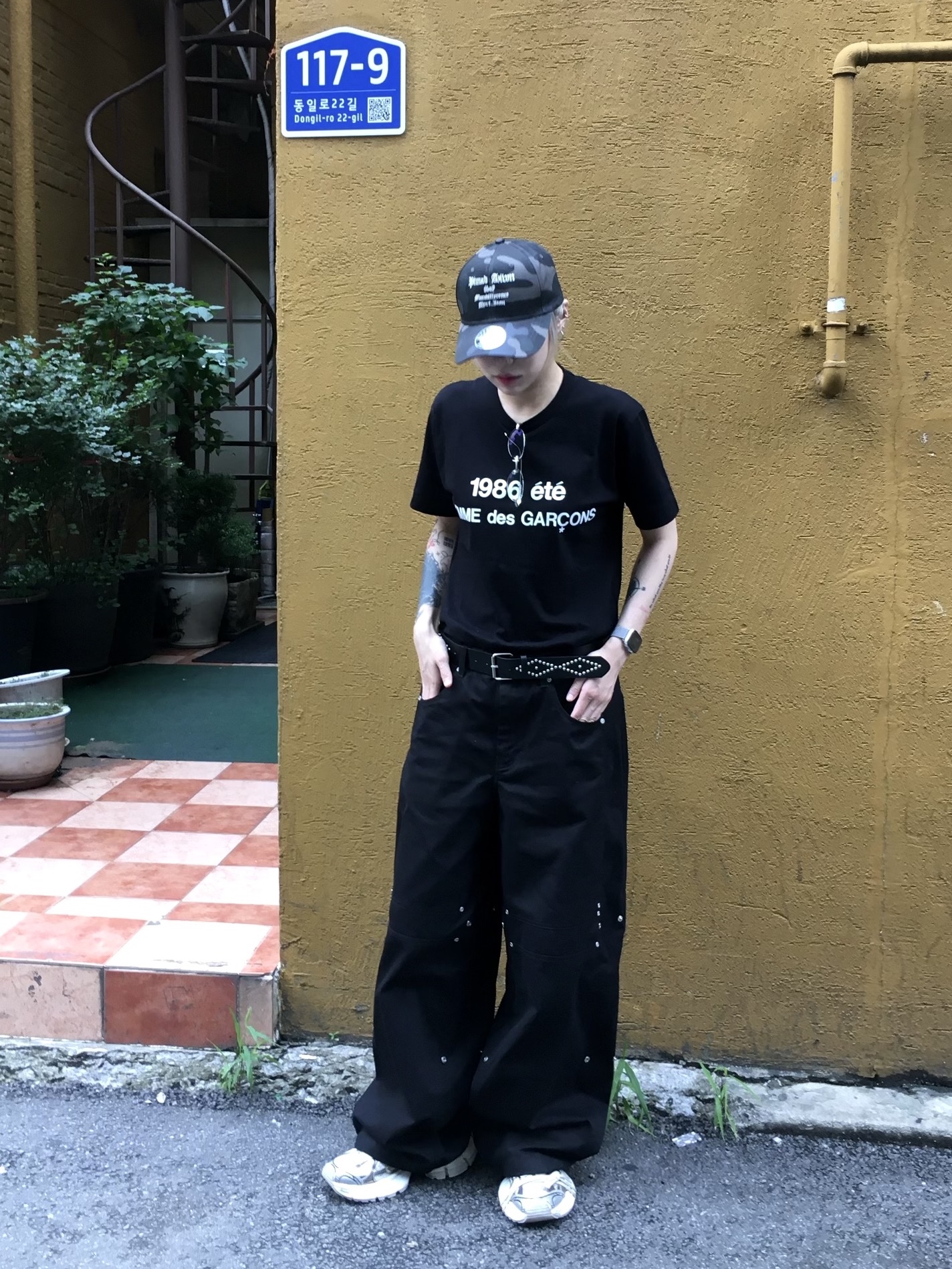 Gentle Monster x Maison Margiela MM217 Silver Clear, CDG 1986 Comme des Garcons T-Shirt Black 착용 스타일 - 4