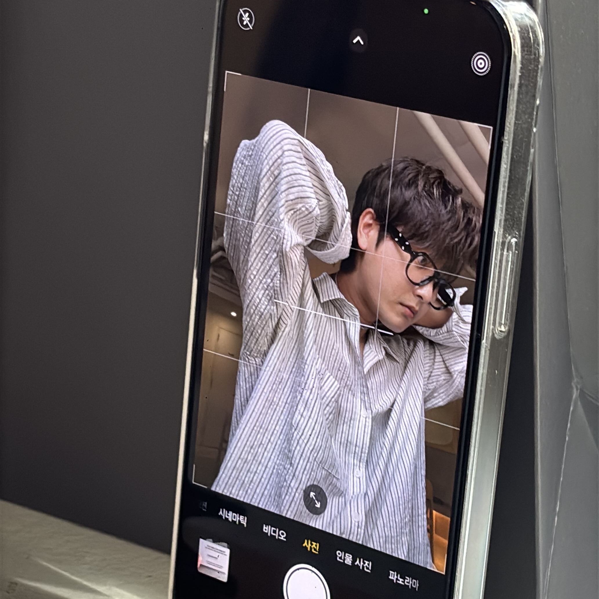 Gentle Monster x Maison Margiela MM113 Black Clear 착용 스타일 - 2