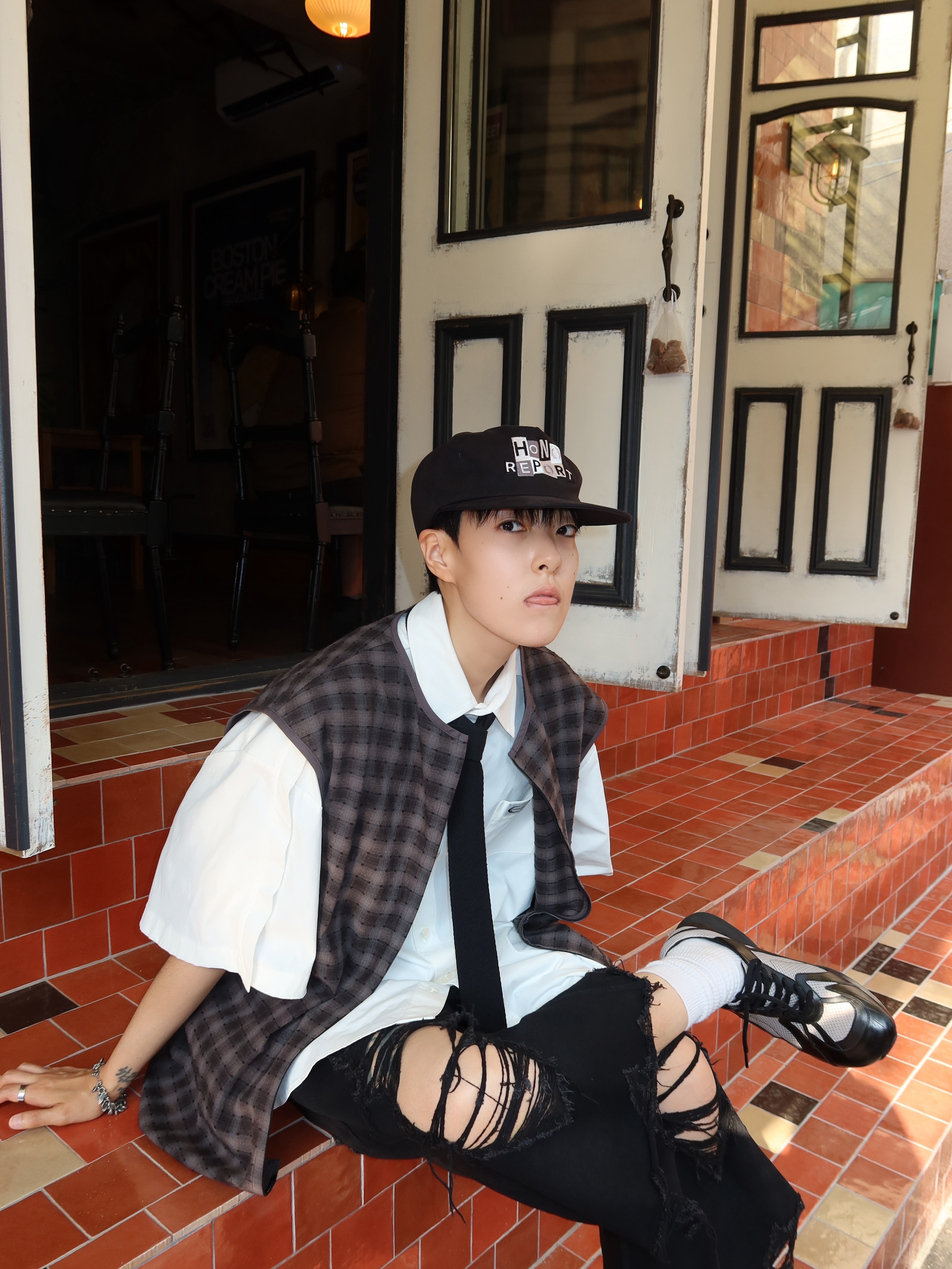 Hono Report Summer Breathable Vest Shadow Check, Hono Report Block Logo Cap Black 착용 스타일 - 4