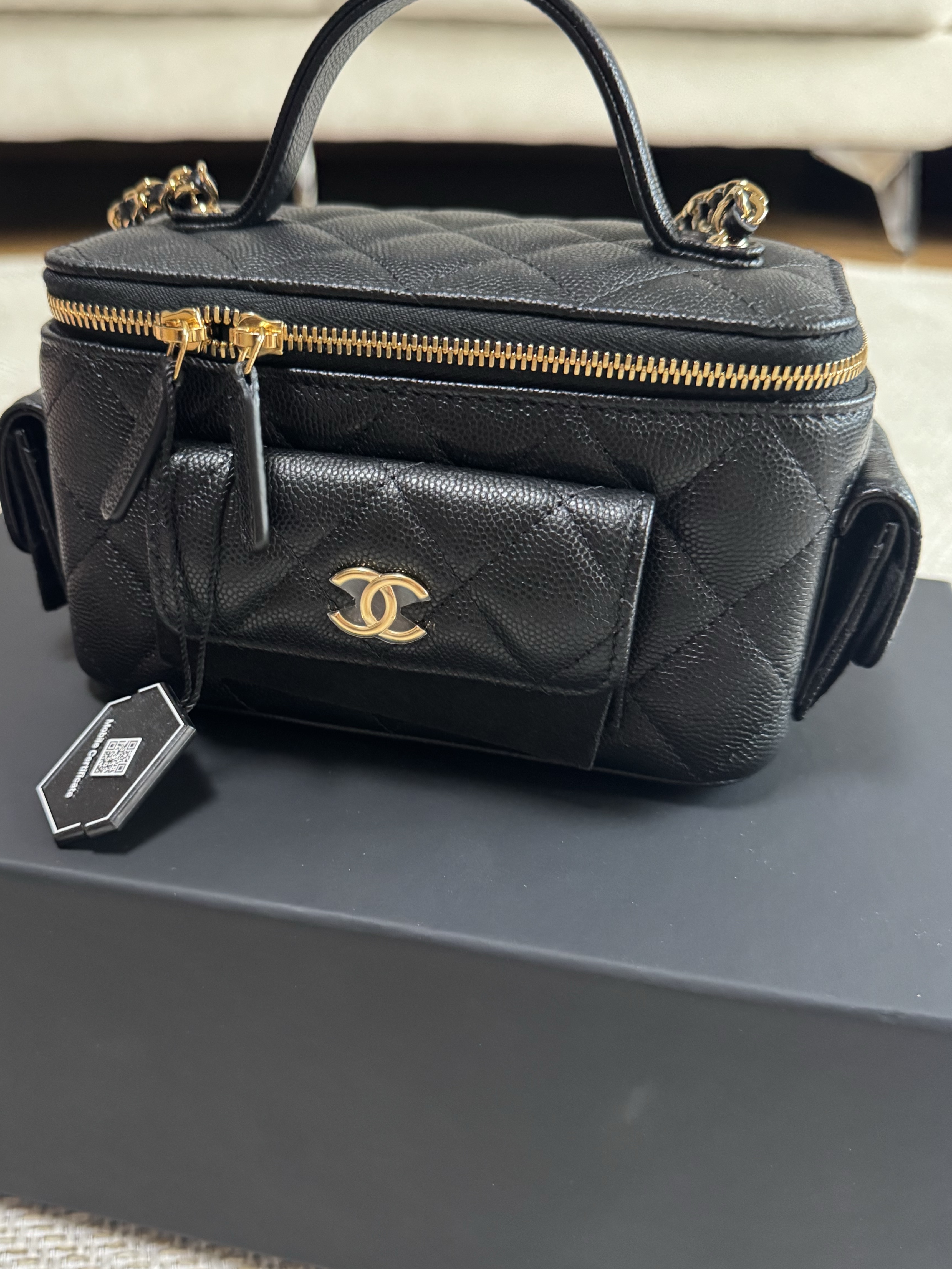 Chanel Vanity With Chain Grained Shiny Calfskin & Gold Black 착용 스타일 - 1
