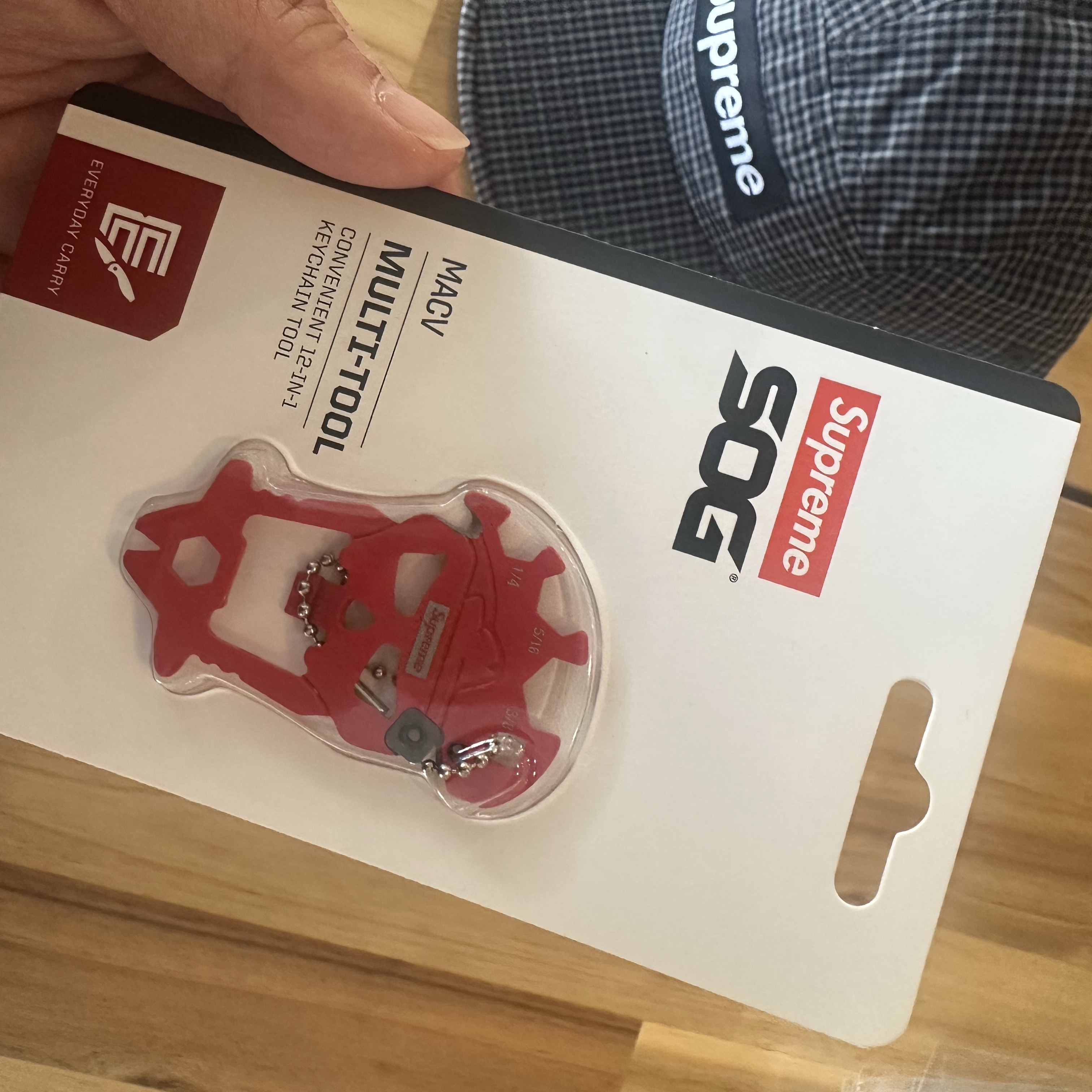 Supreme x SOG MacV Tool Red - 25SS 착용 스타일
