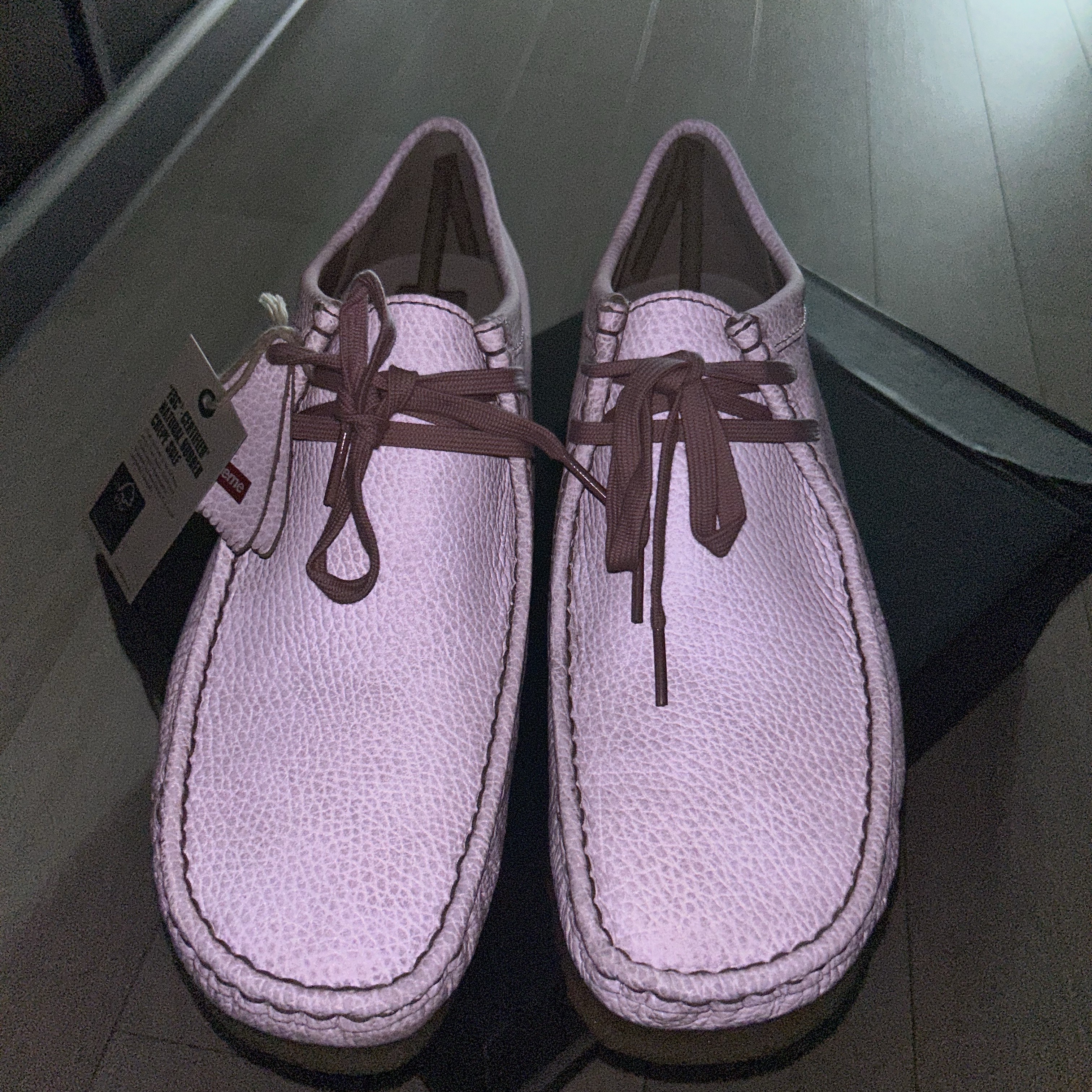 Clarks x Supreme Reflective Wallabee Pink - 25SS, Clarks x Supreme Patent Leather Wallabee Black 착용 스타일 - 3