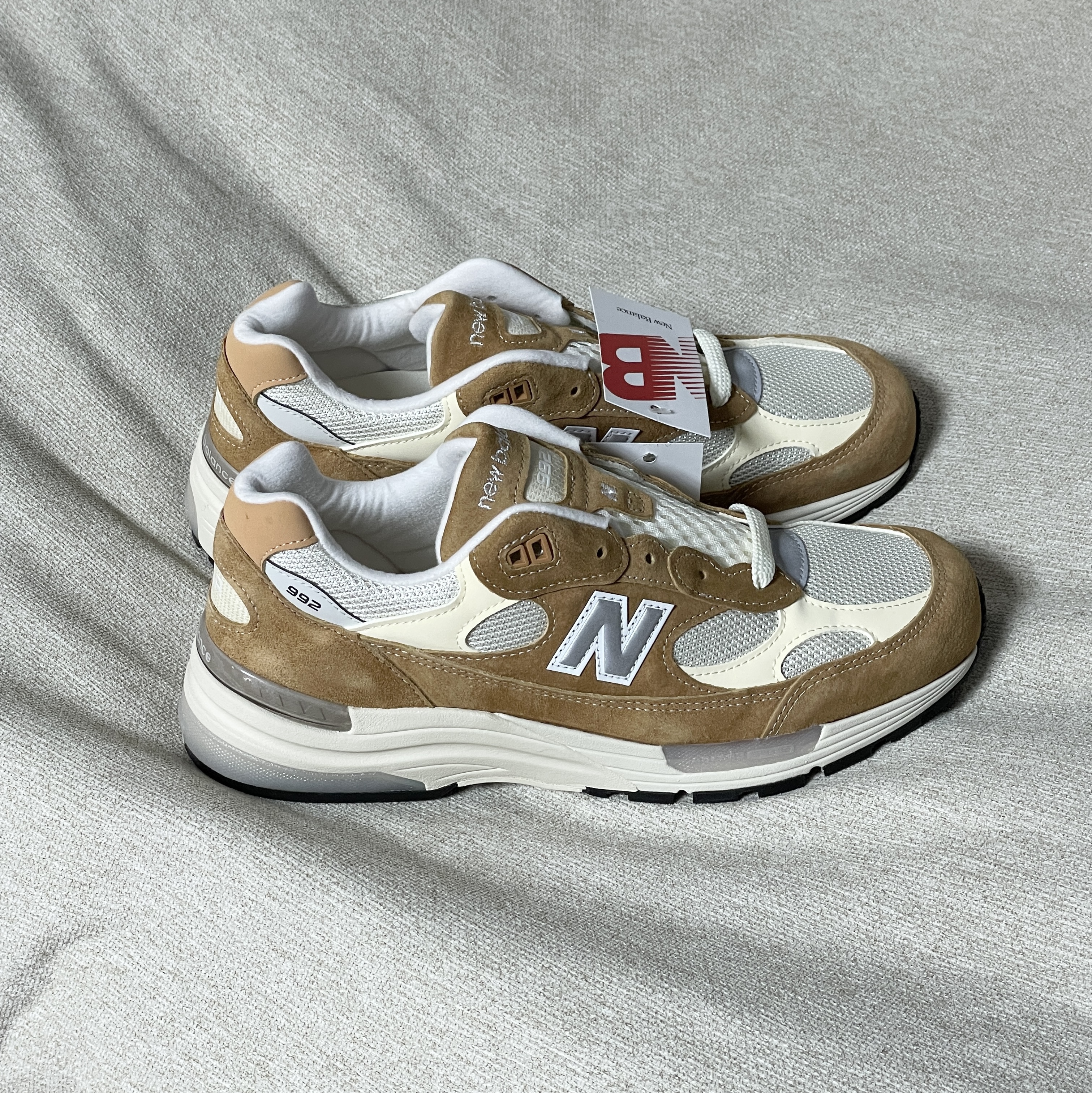 New Balance 992 Made in USA Sweet Caramel Calcium 착용 스타일 - 1