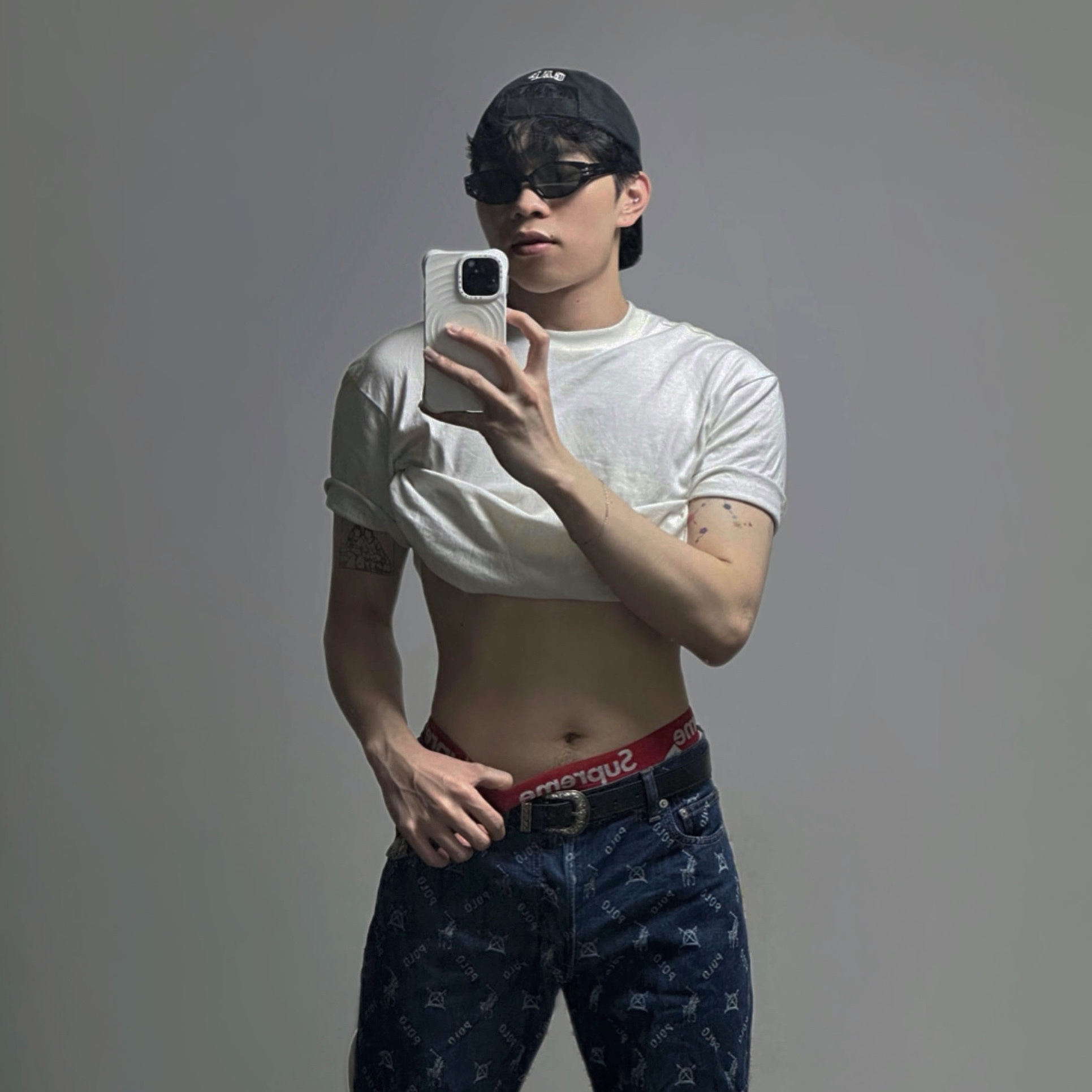 Supreme Hanes Boxer Briefs White (4 Pack), Yeezy Gap Engineered By Balenciaga Flame Cap Black 착용 스타일
