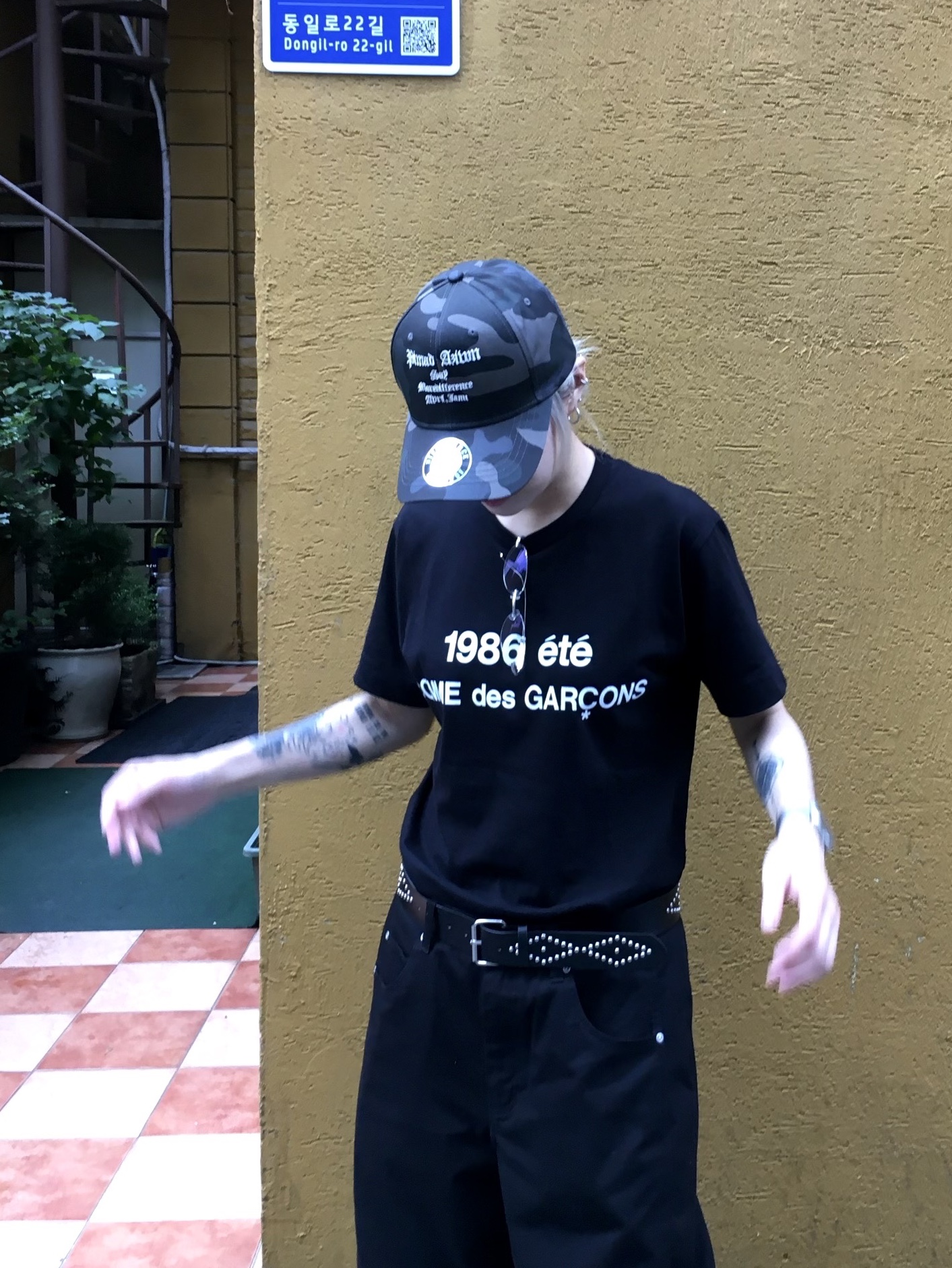 Gentle Monster x Maison Margiela MM217 Silver Clear, CDG 1986 Comme des Garcons T-Shirt Black 착용 스타일 - 3